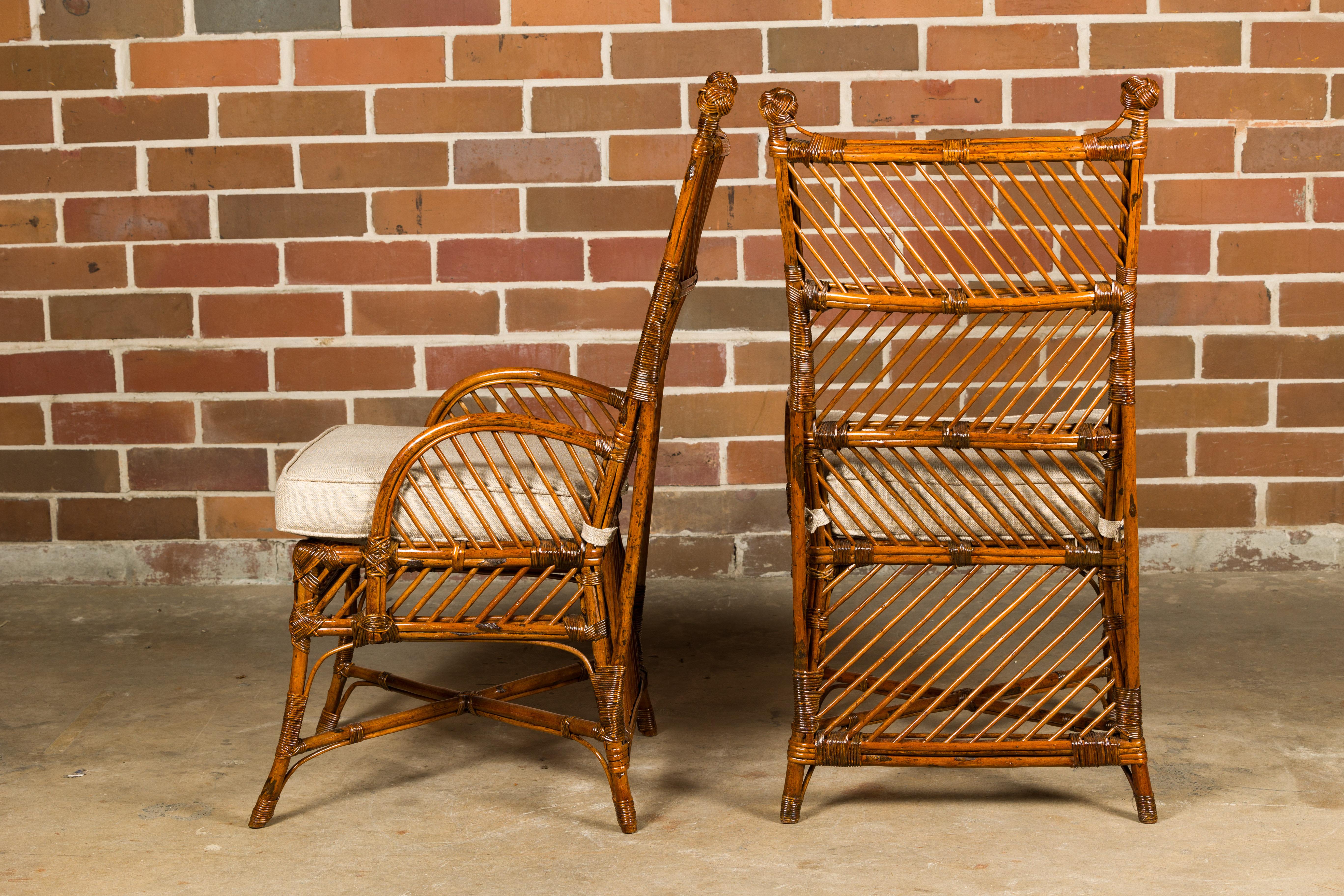 Tissu d'ameublement Paire de chaises anglaises des années 1890-1920 en bambou et rotin avec coussins personnalisés en vente