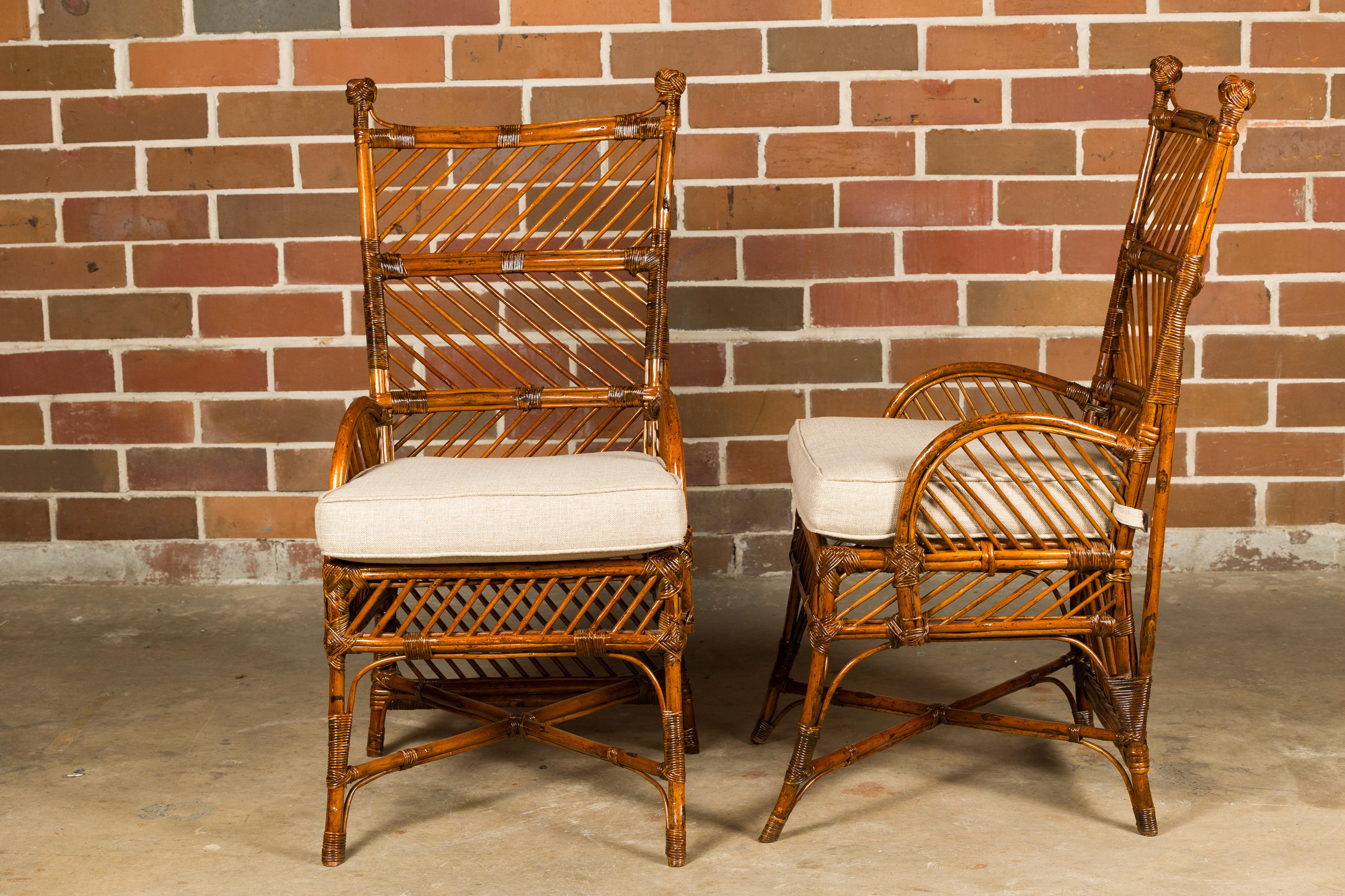 Paire de chaises anglaises des années 1890-1920 en bambou et rotin avec coussins personnalisés en vente 1