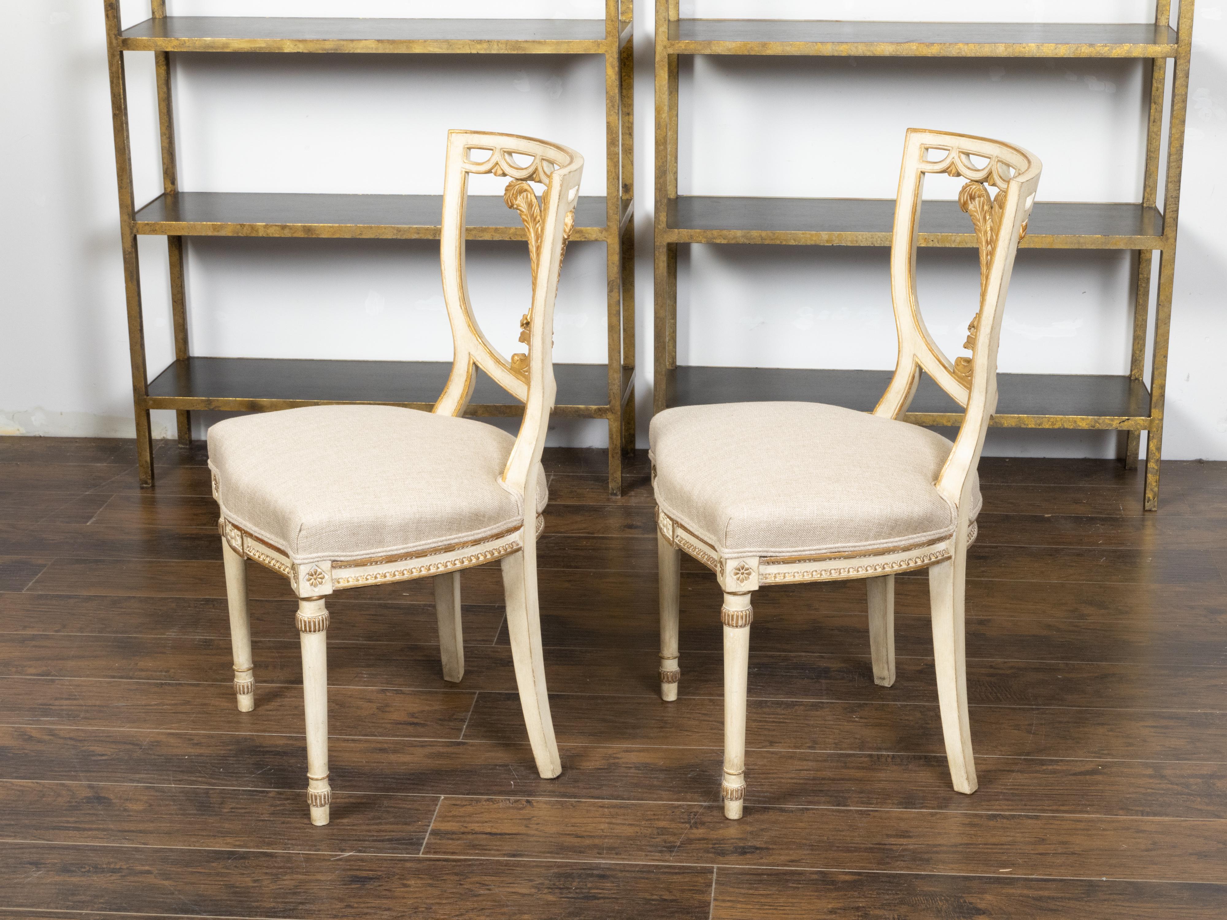 Pair of English 1900s Neoclassical Style Painted and Gilt Chairs with Feathers In Good Condition For Sale In Atlanta, GA