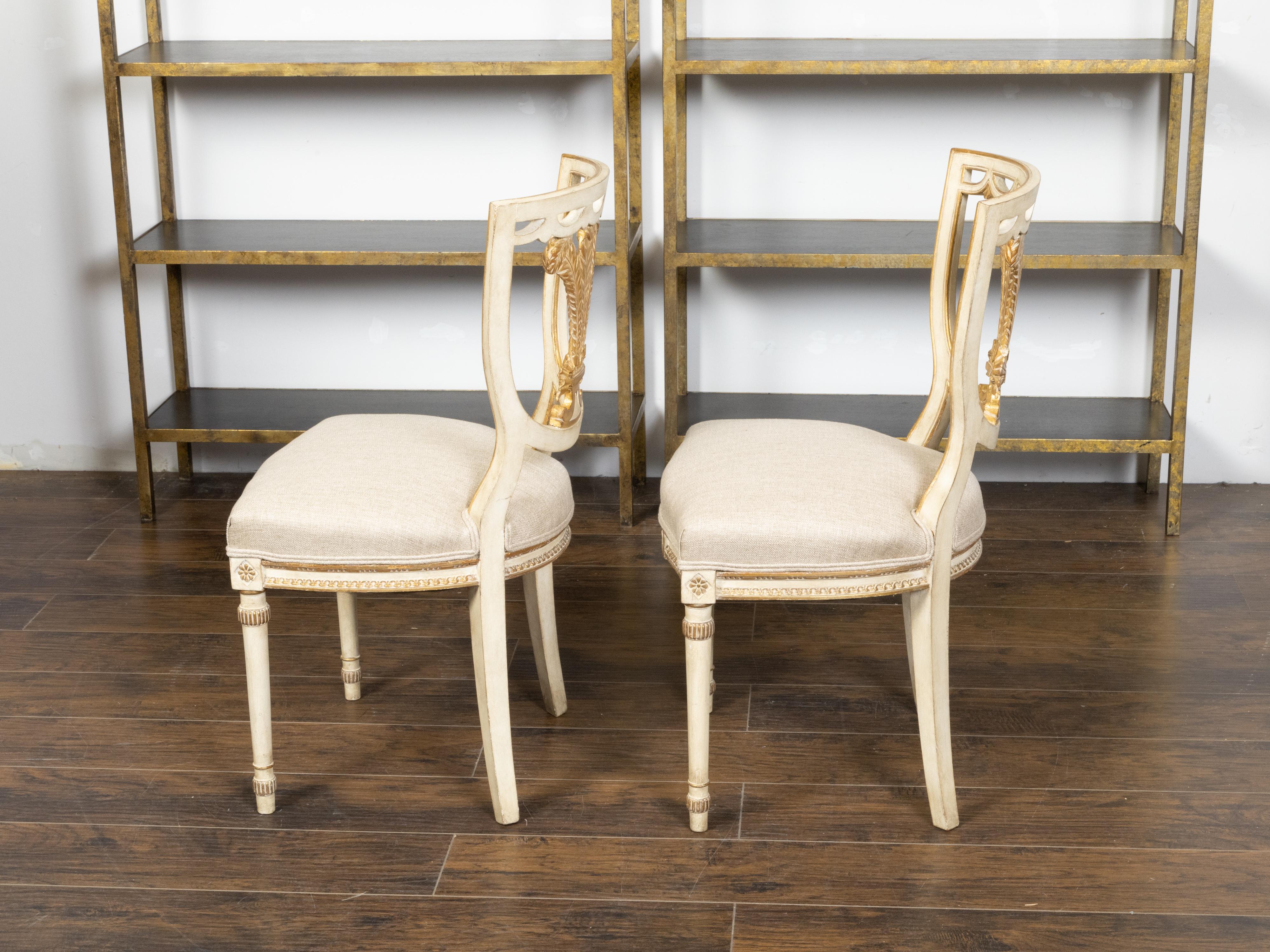 20th Century Pair of English 1900s Neoclassical Style Painted and Gilt Chairs with Feathers For Sale