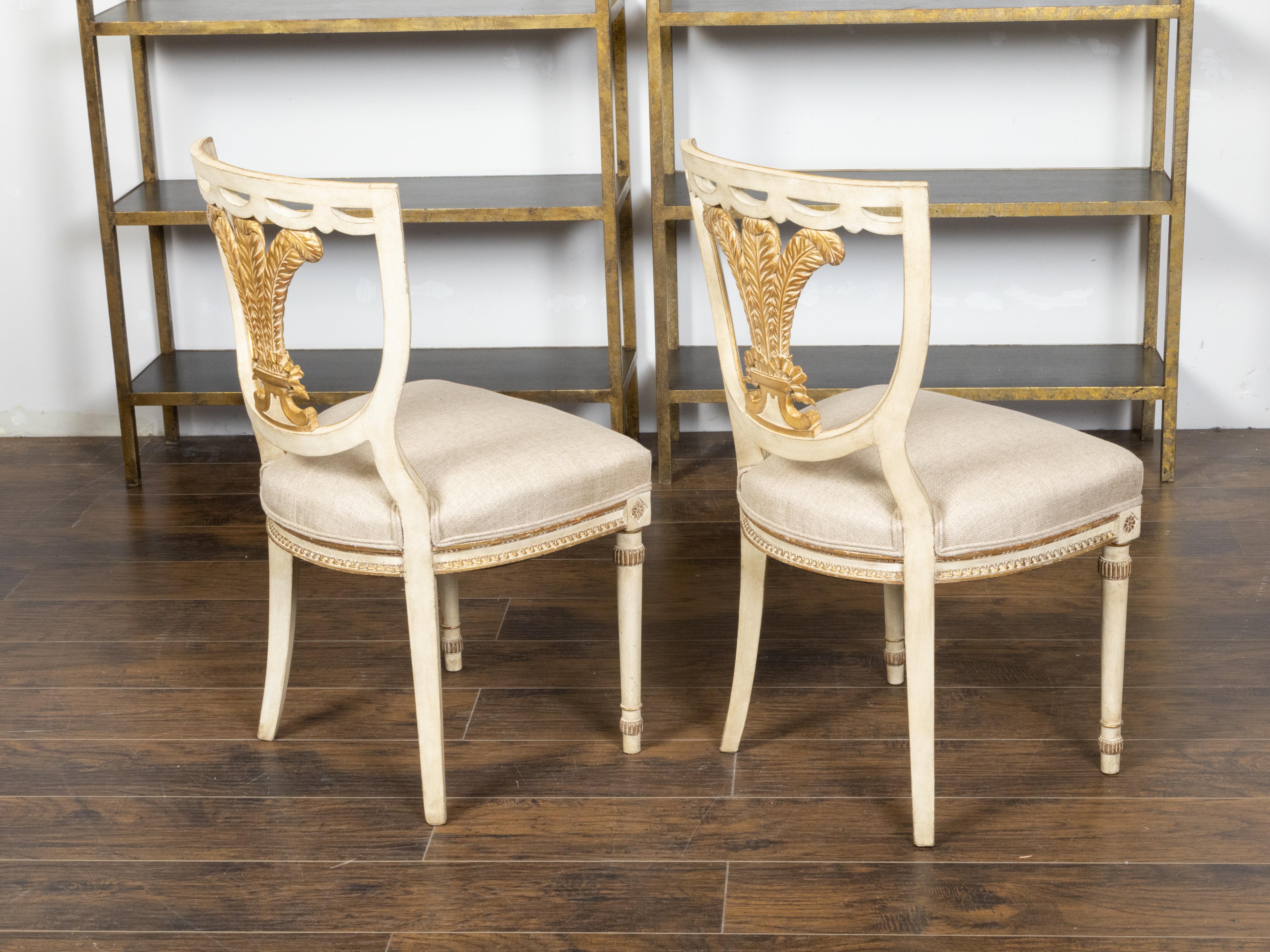 Pair of English 1900s Neoclassical Style Painted and Gilt Chairs with Feathers For Sale 1