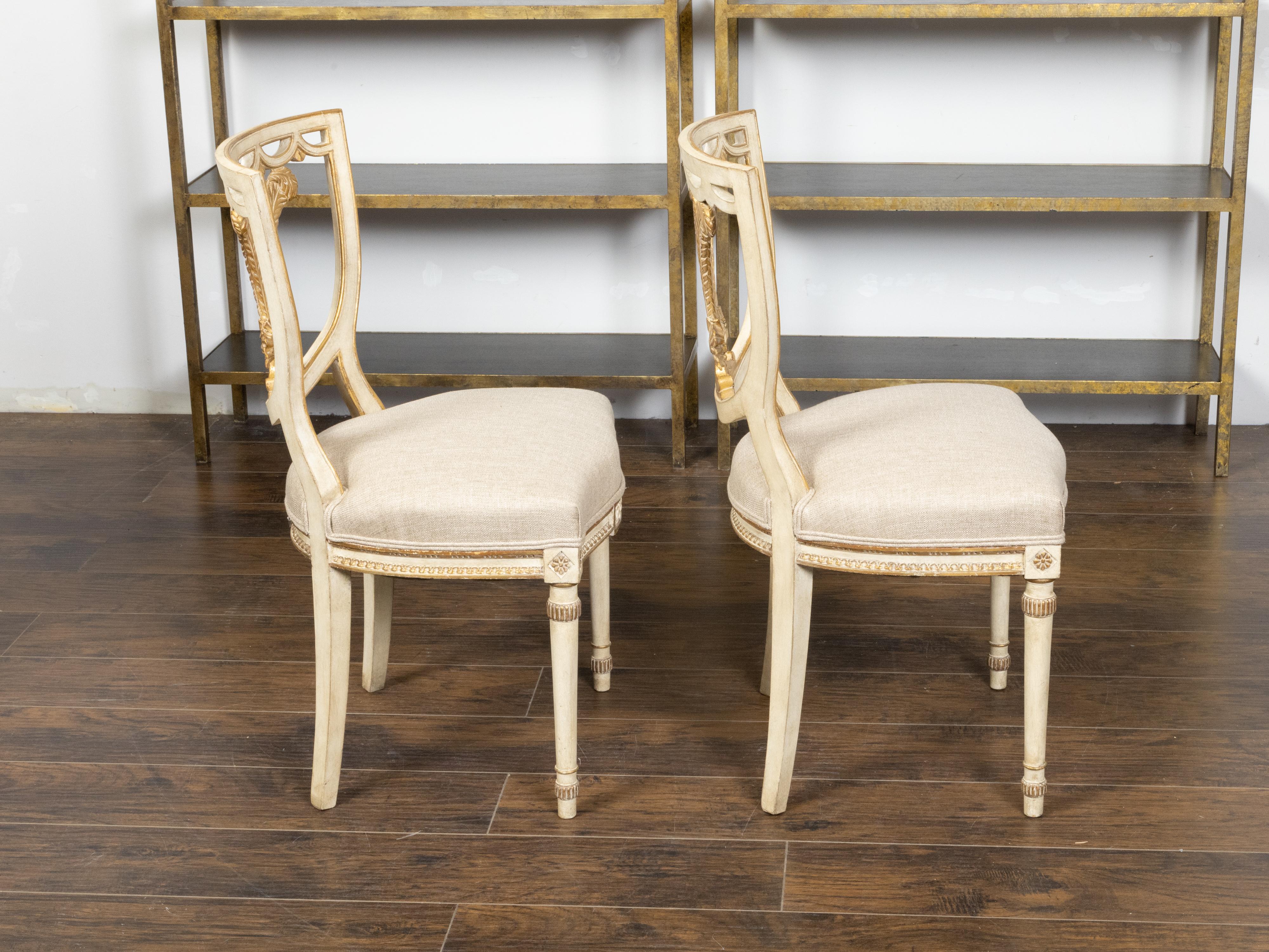 20ième siècle Paire de chaises anglaises de style néoclassique des années 1900 peintes et dorées avec plumes en vente