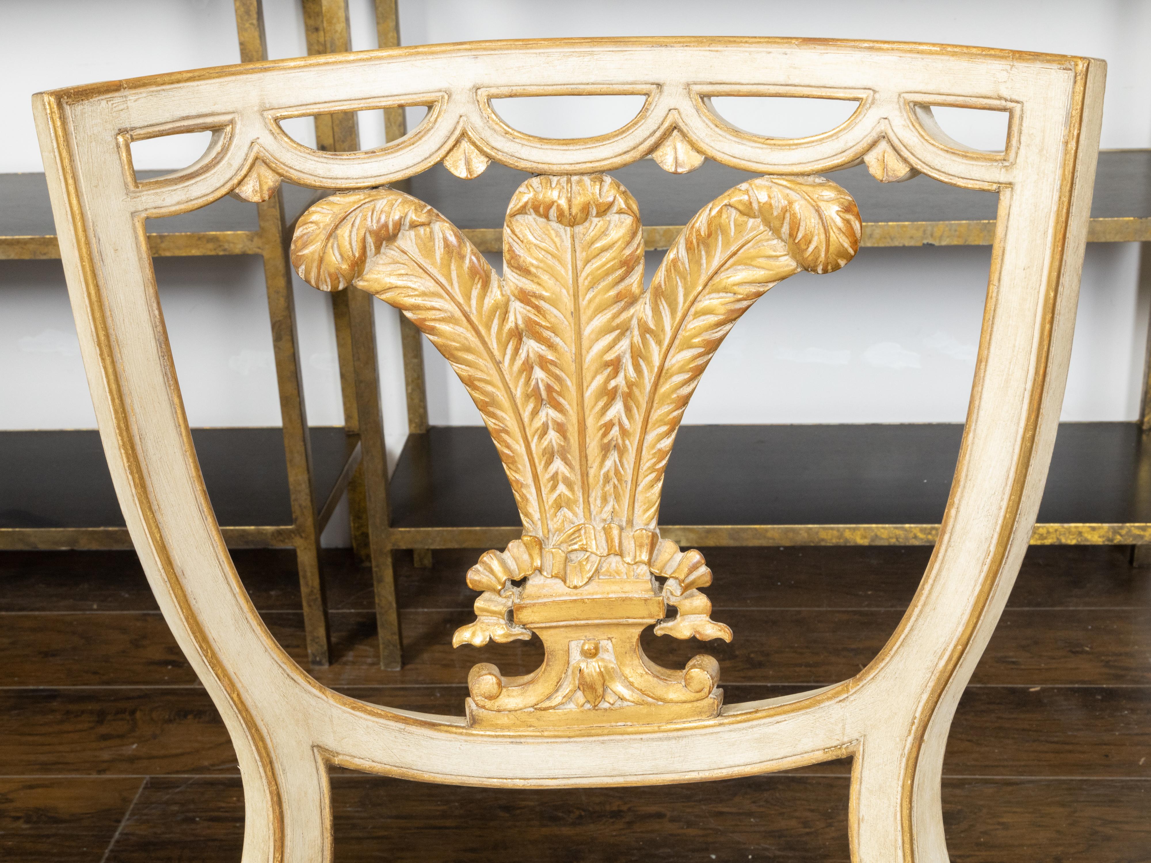 Pair of English 1900s Neoclassical Style Painted and Gilt Chairs with Feathers For Sale 3