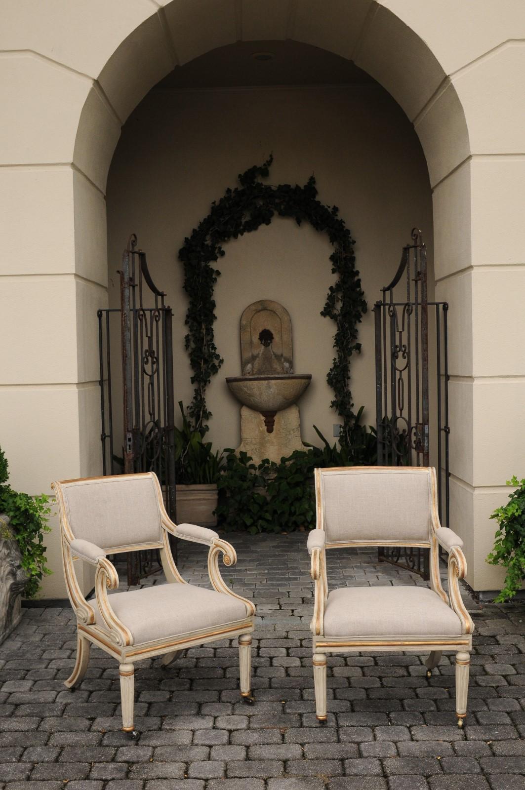 Pair of English 1900s Regency Style Painted and Parcel-Gilt Armchairs on Casters In Good Condition In Atlanta, GA