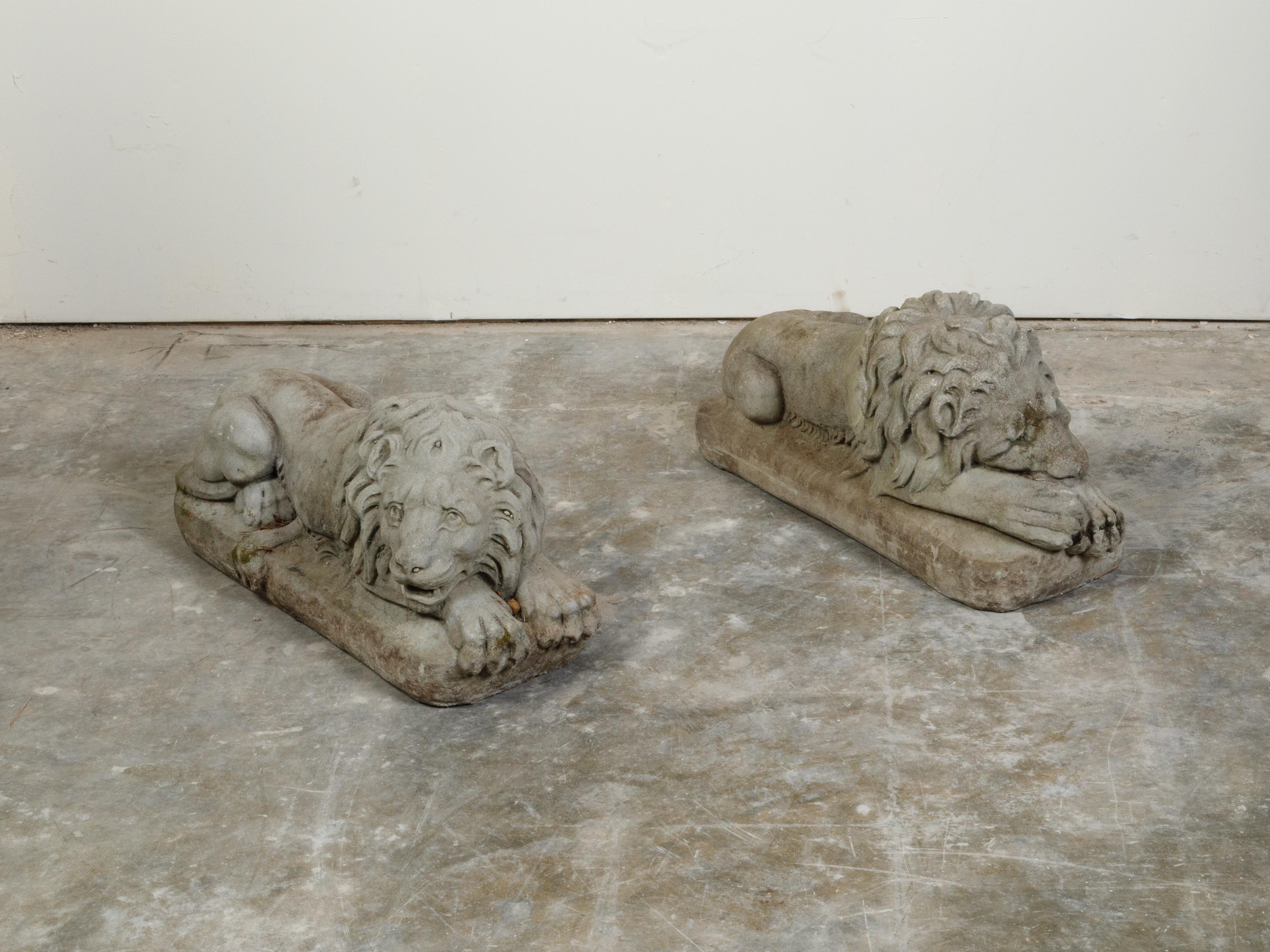 Anglais Paire de sculptures de lion coulé des années 1920 sur socles conformes en vente