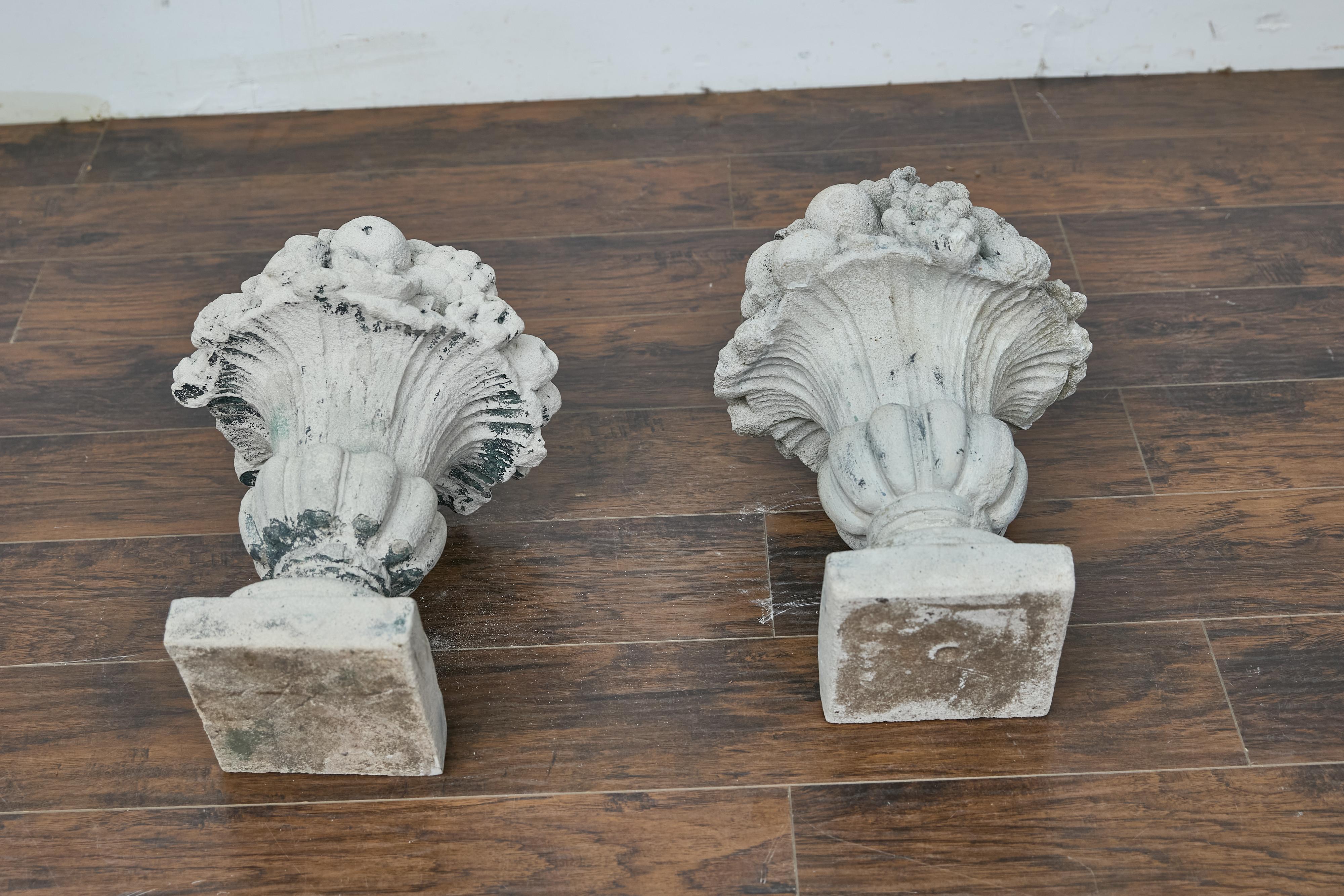 Paire d'urnes anglaises des années 1920 en pierre artificielle ornées de motifs de fruits et de fleurs en vente 4