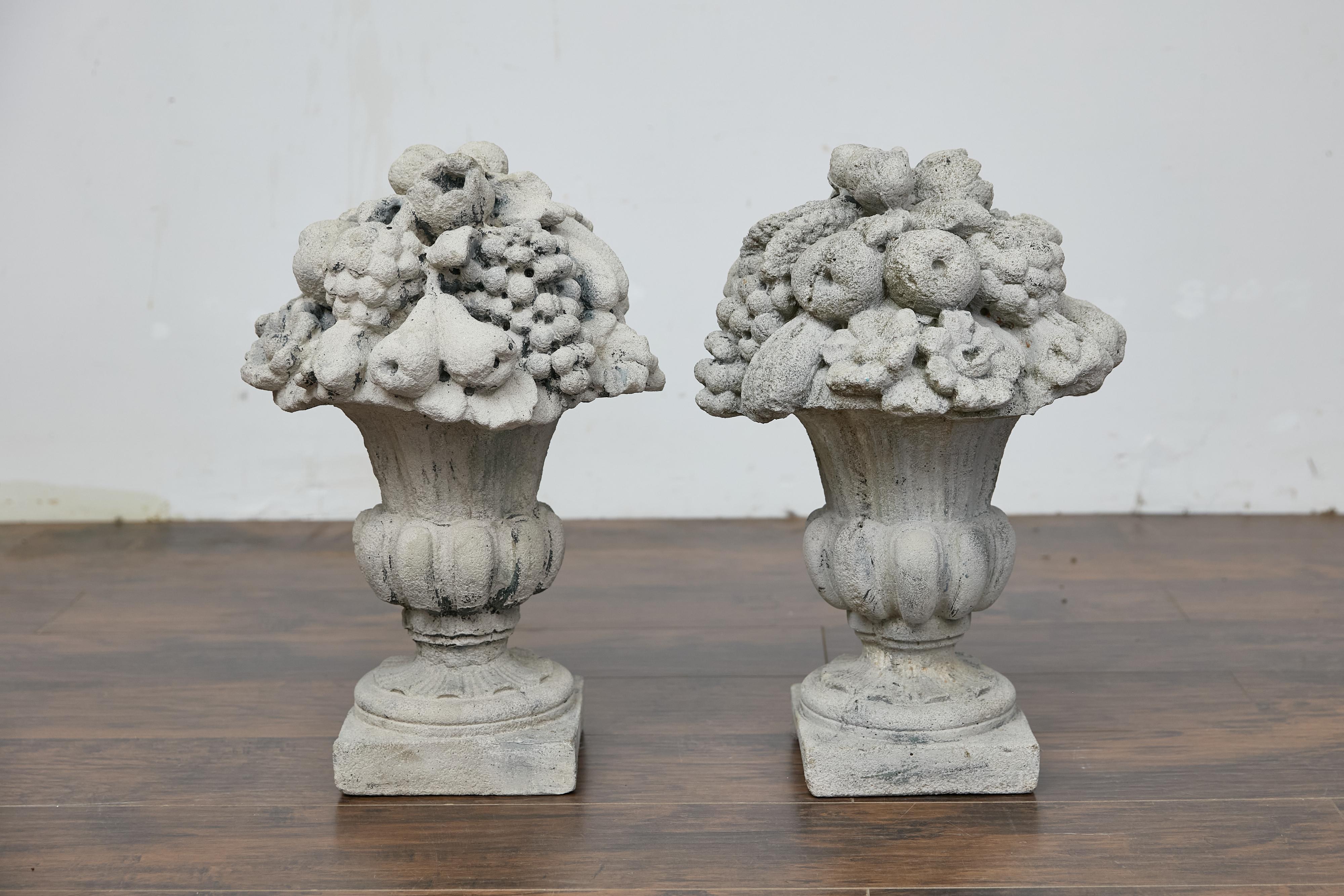 Paire d'urnes anglaises des années 1920 en pierre artificielle ornées de motifs de fruits et de fleurs en vente 7