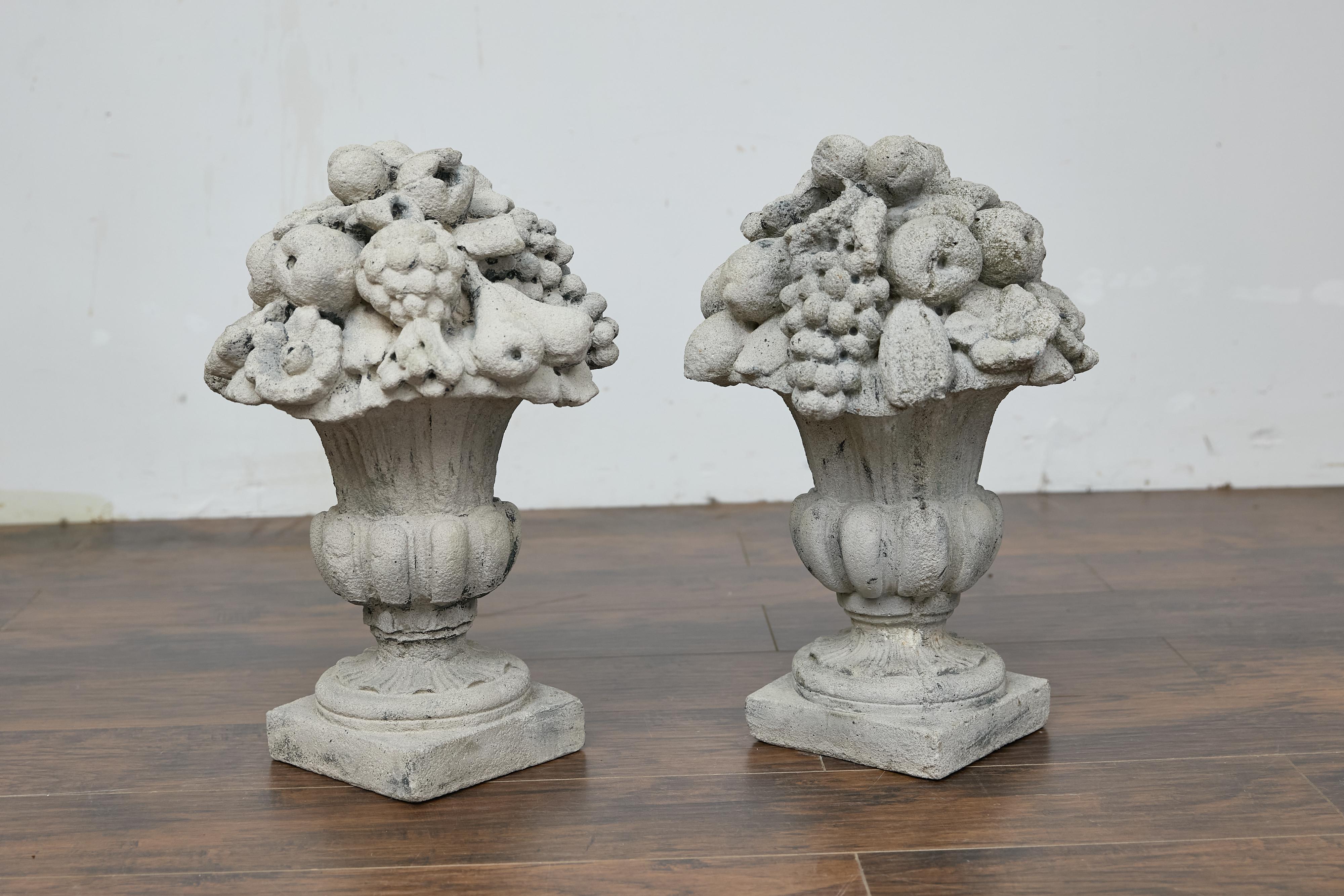 Pierre artificielle Paire d'urnes anglaises des années 1920 en pierre artificielle ornées de motifs de fruits et de fleurs en vente