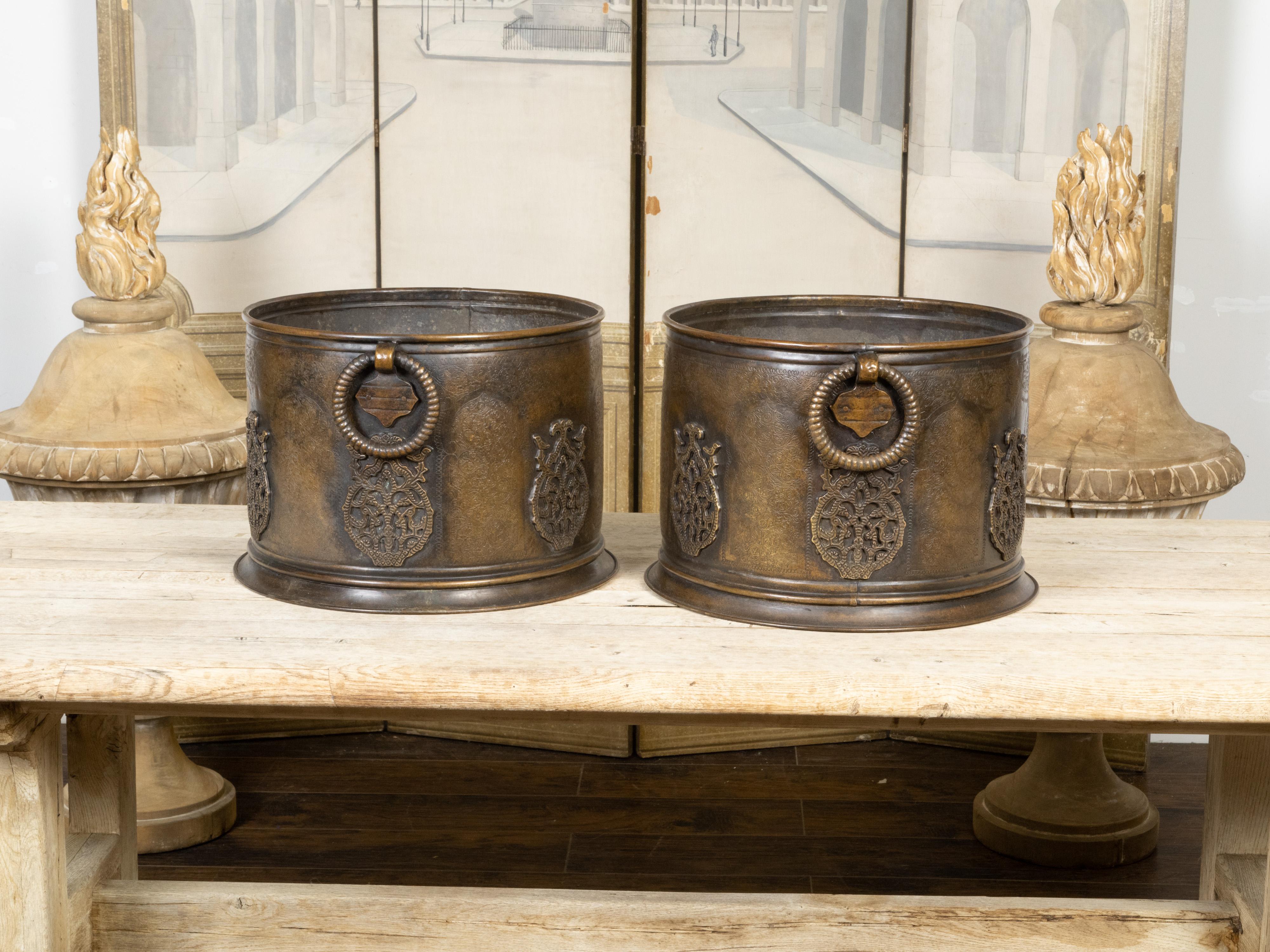 Pair of English 1920s Copper Cache-Pot Planters with Etched Foliage Decor In Good Condition For Sale In Atlanta, GA