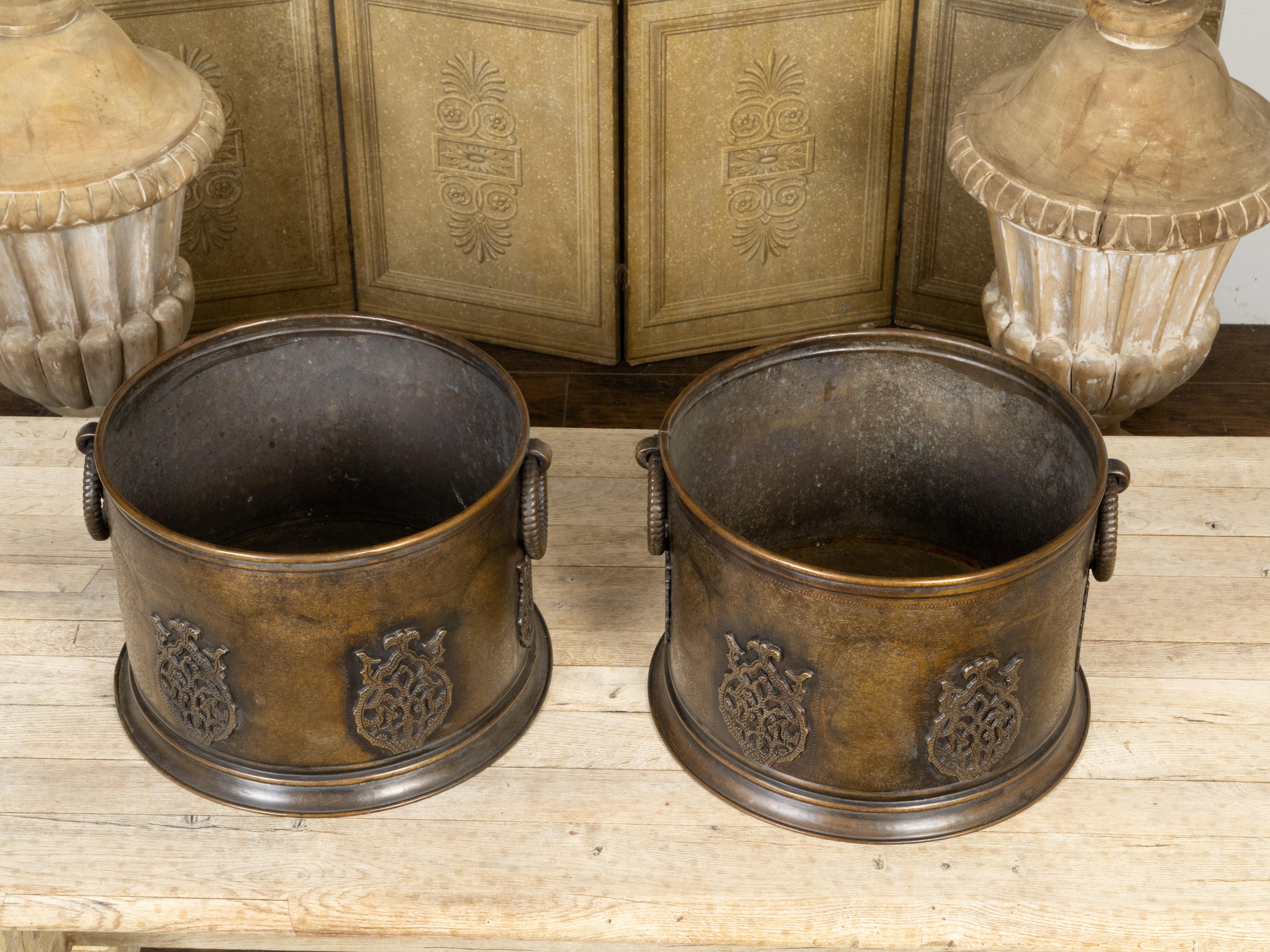 20th Century Pair of English 1920s Copper Cache-Pot Planters with Etched Foliage Decor For Sale