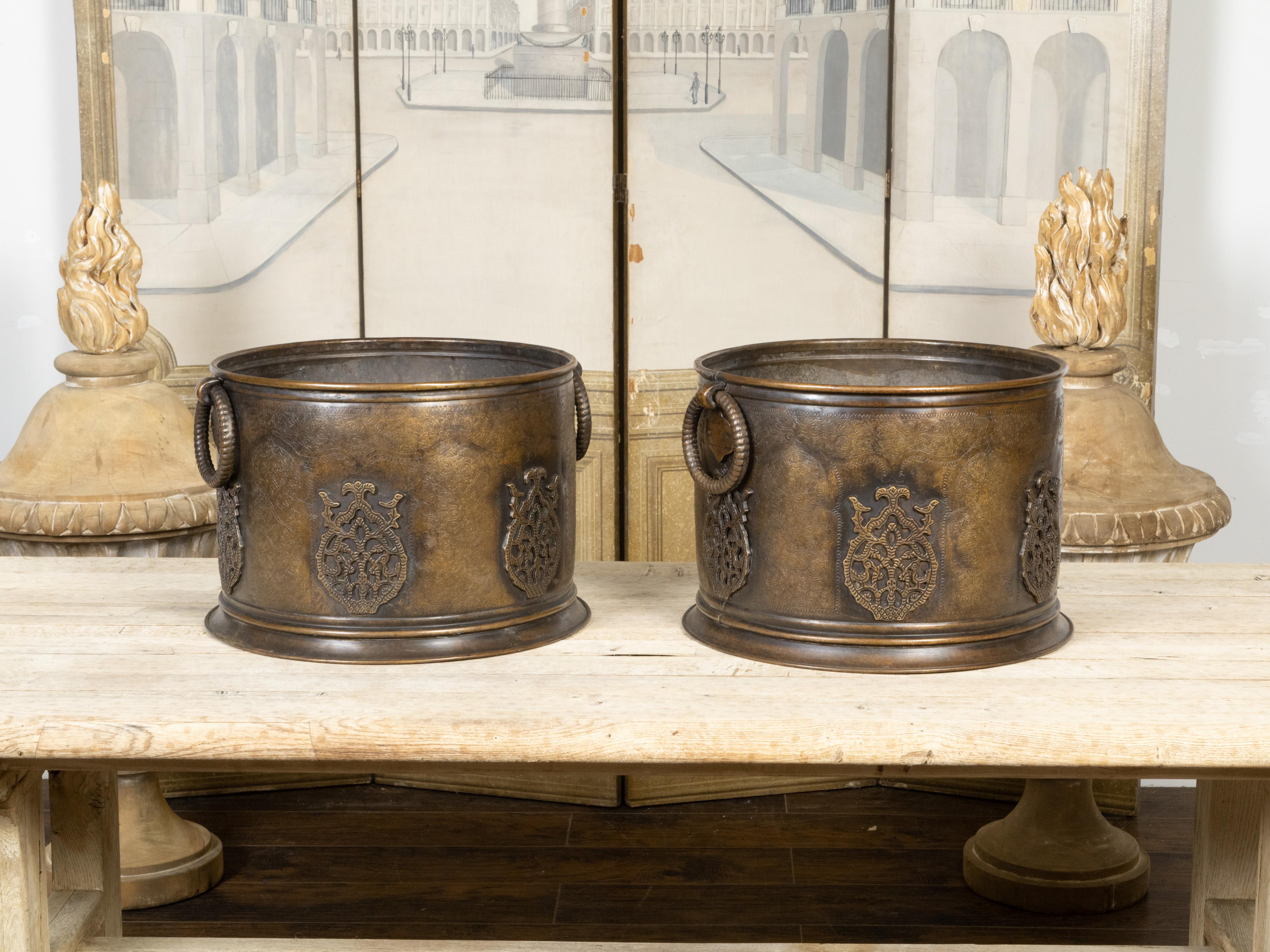 20ième siècle Paire de cache-pots en cuivre anglais des années 1920 avec décor de feuillage gravé en vente