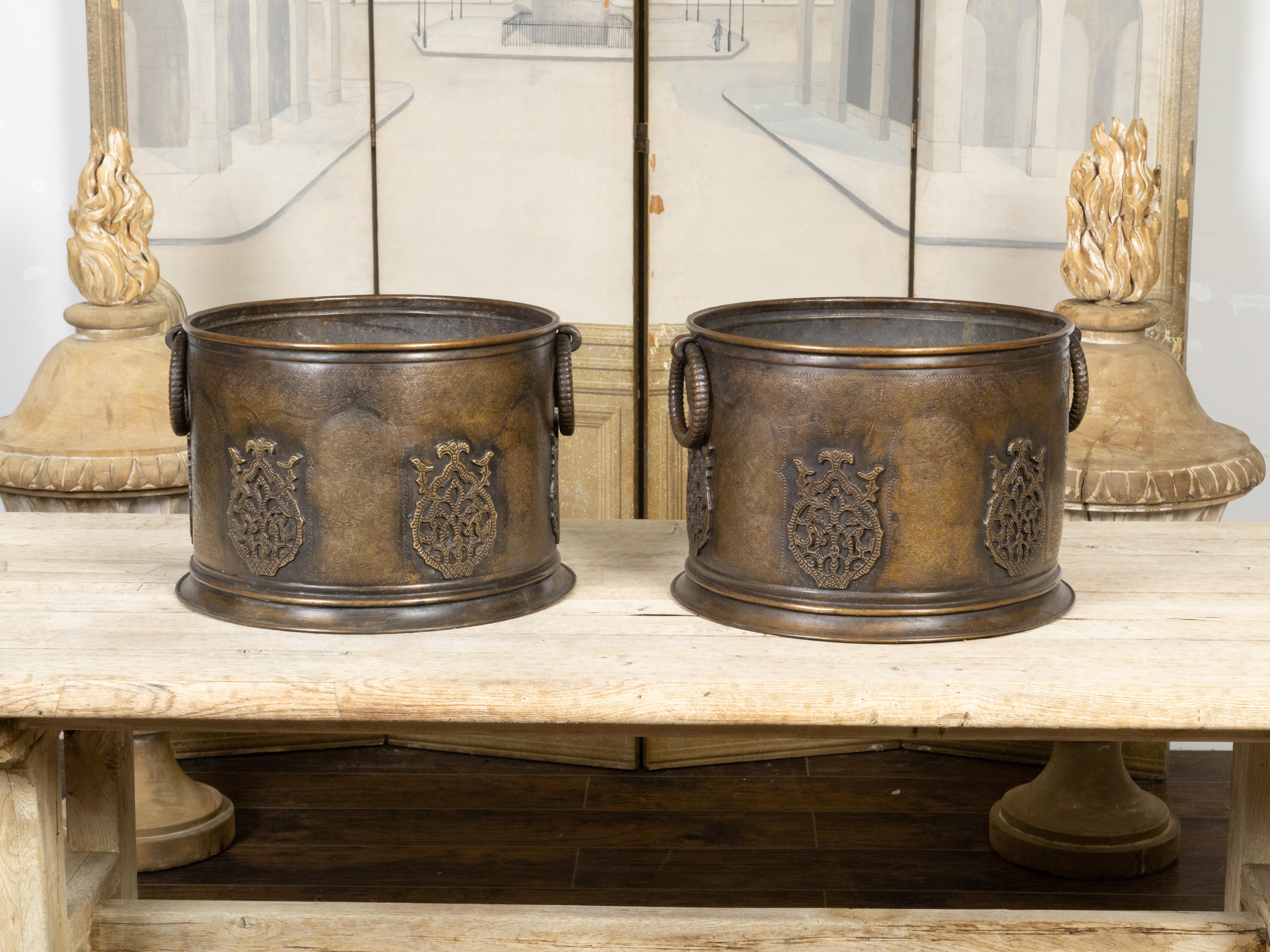Cuivre Paire de cache-pots en cuivre anglais des années 1920 avec décor de feuillage gravé en vente