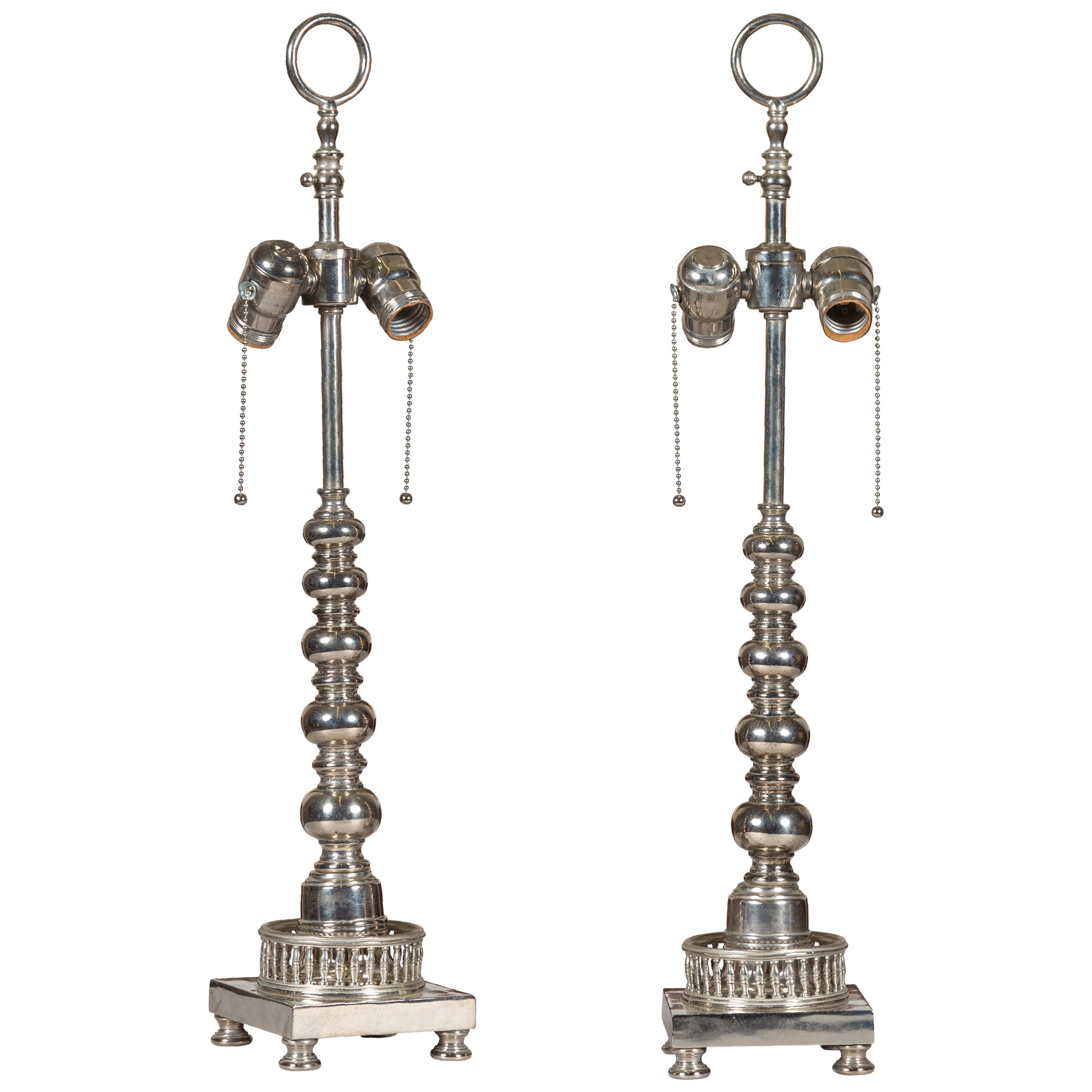 Paire de lampes Bobbin anglaises à deux lumières en métal argenté des années 1940 avec galeries percées en vente