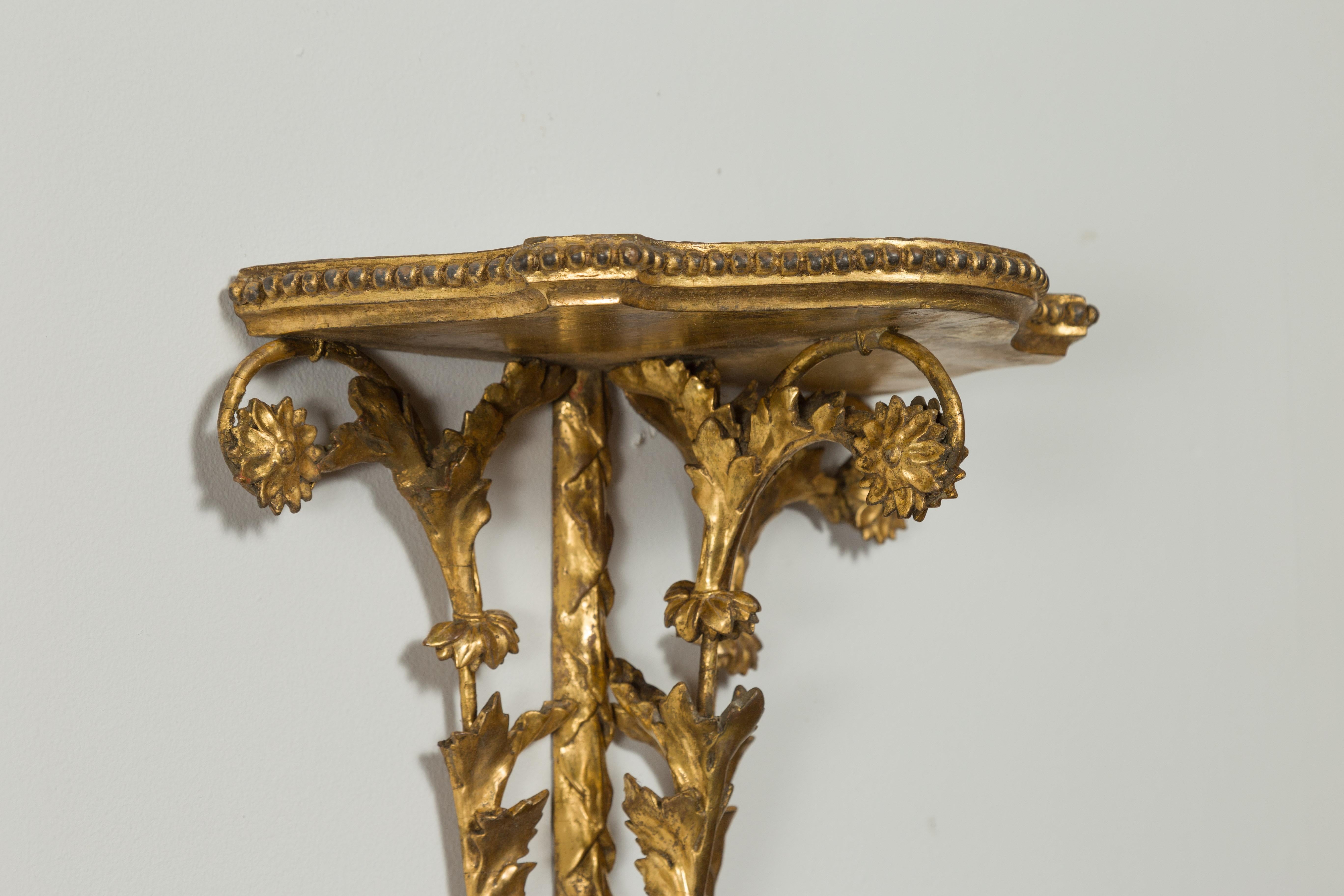 Paire de supports anglais en bois doré sculpté du 19ème siècle avec feuillage et fleurs en vente 3