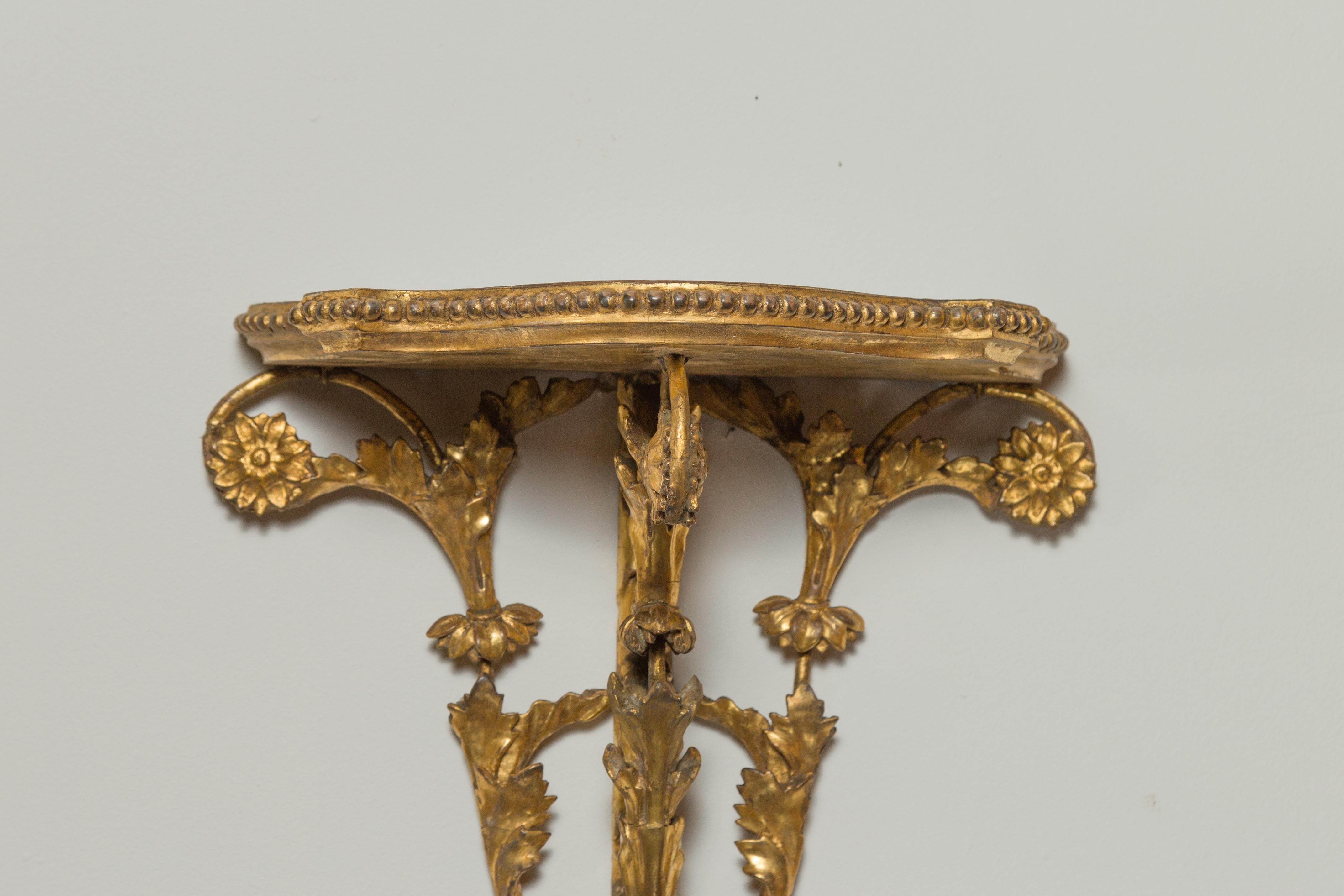Paire de supports anglais en bois doré sculpté du 19ème siècle avec feuillage et fleurs en vente 6