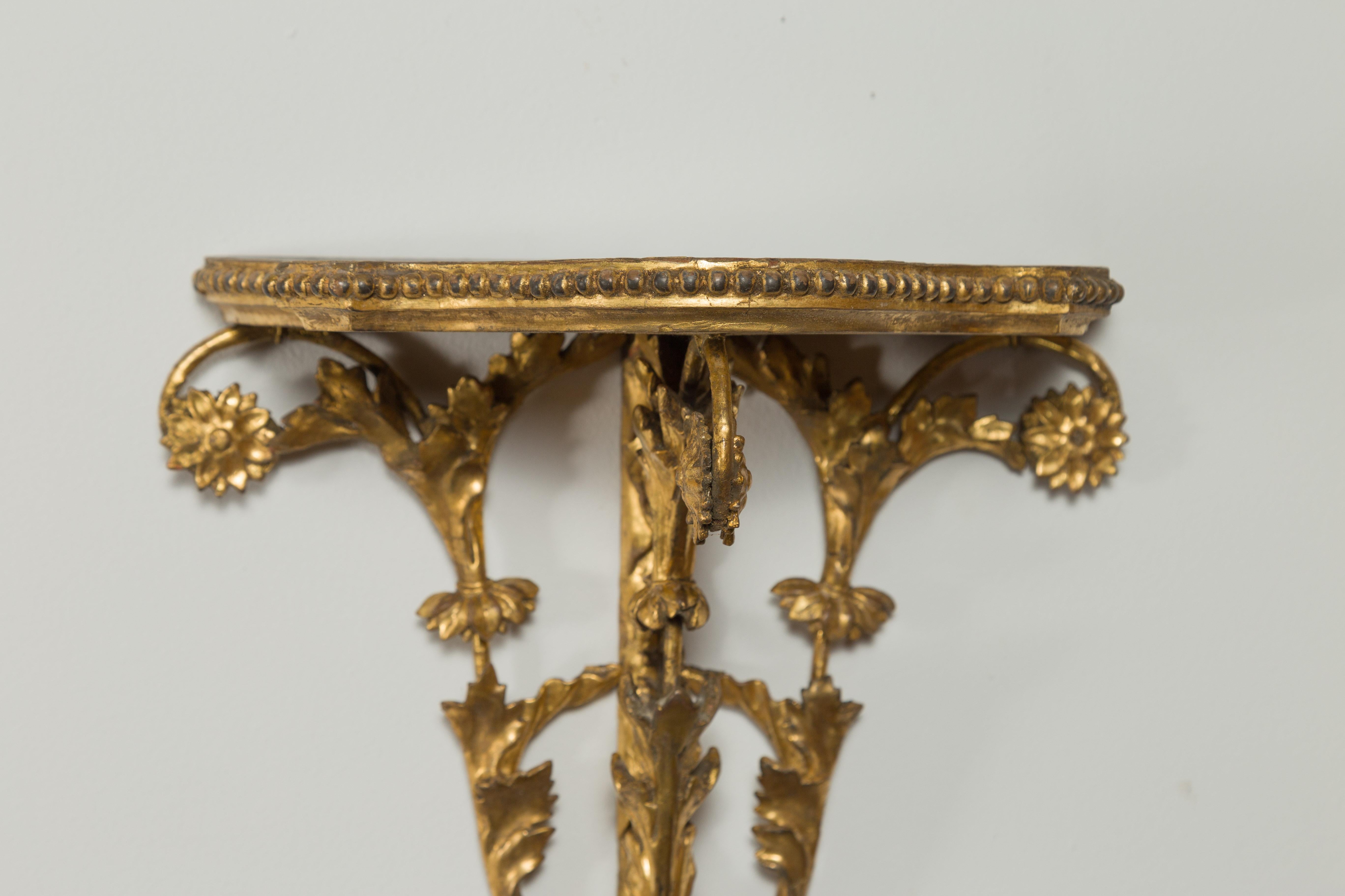 Paire de supports anglais en bois doré sculpté du 19ème siècle avec feuillage et fleurs en vente 1