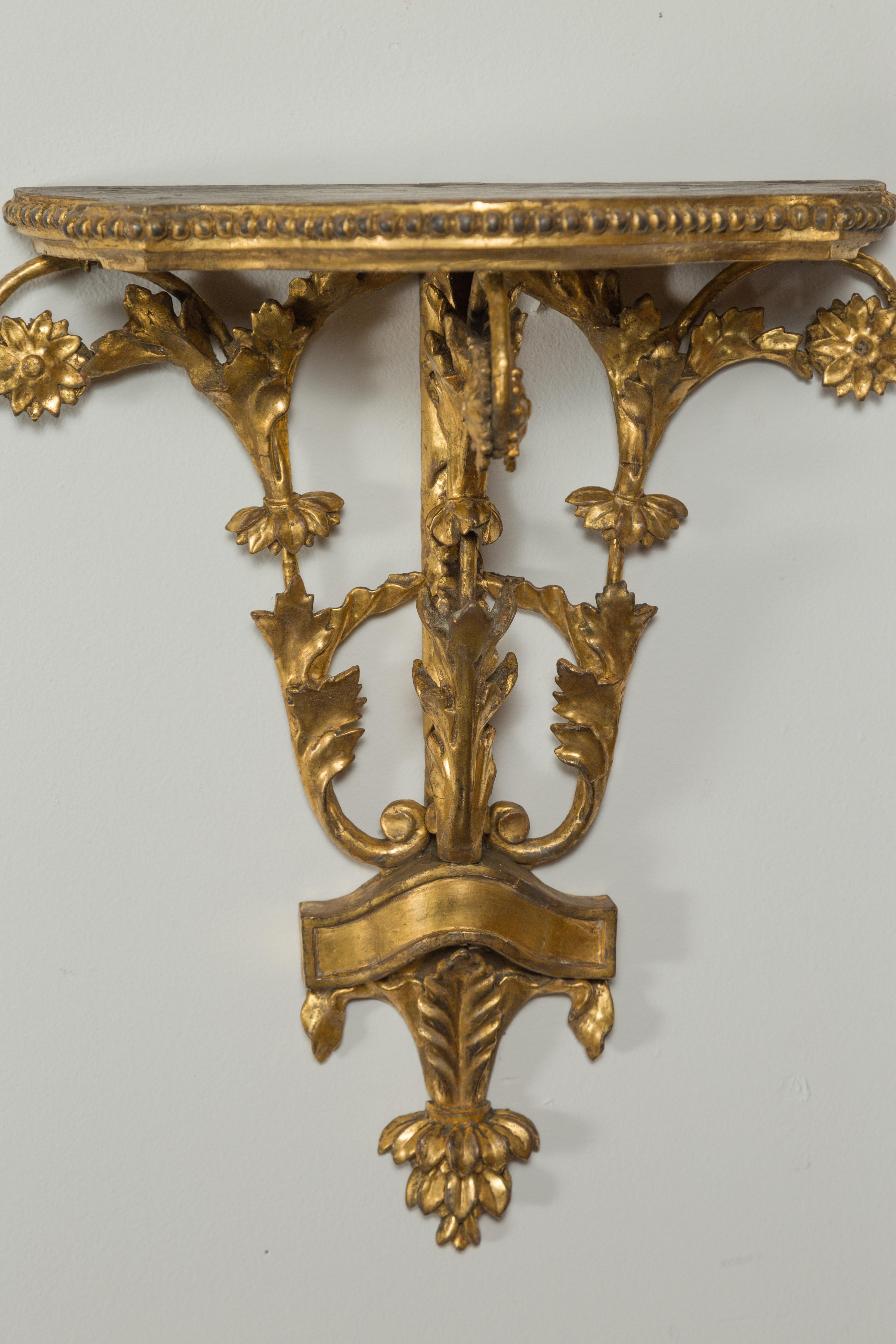 Paire de supports anglais en bois doré sculpté du 19ème siècle avec feuillage et fleurs en vente 2