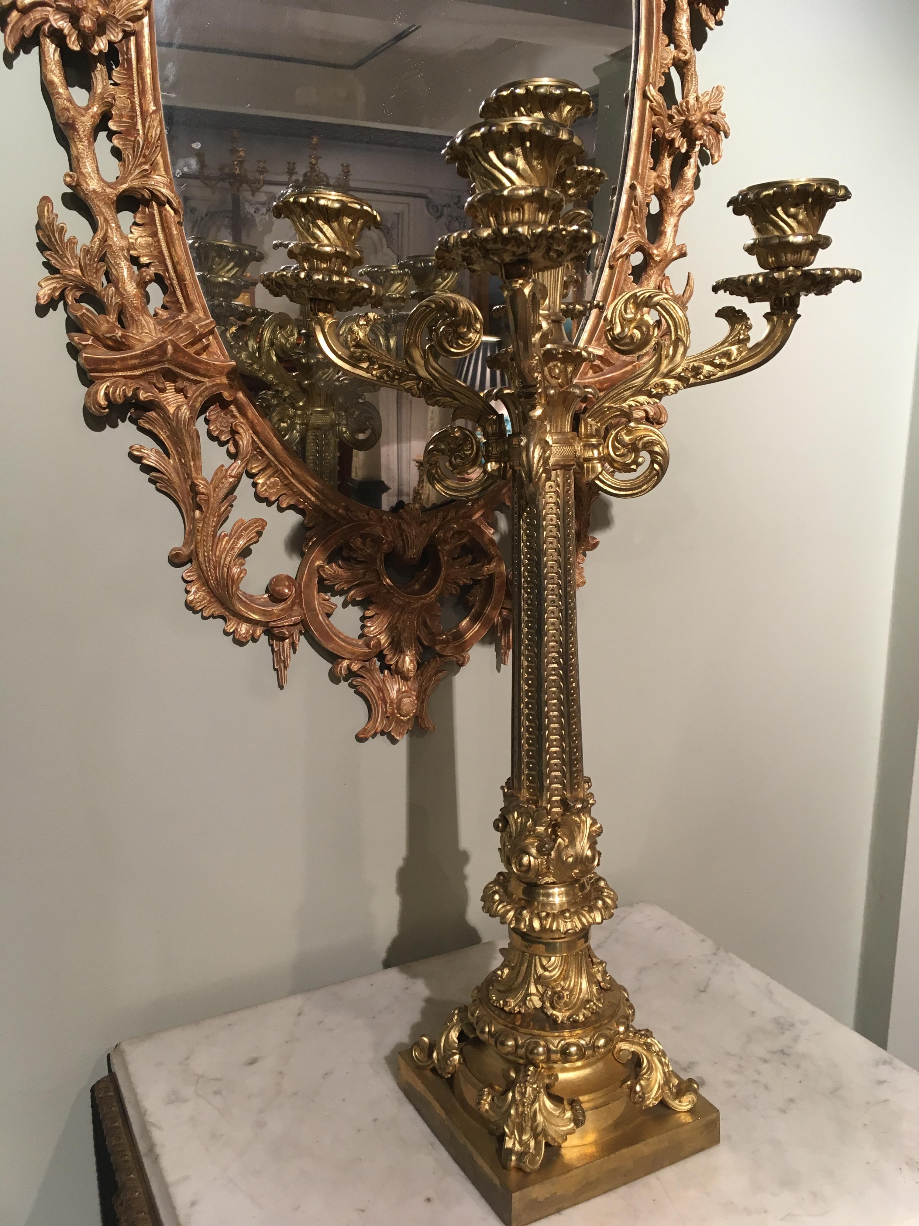 Inglese Coppia di candelabri in bronzo dorato inglese del XIX secolo in vendita