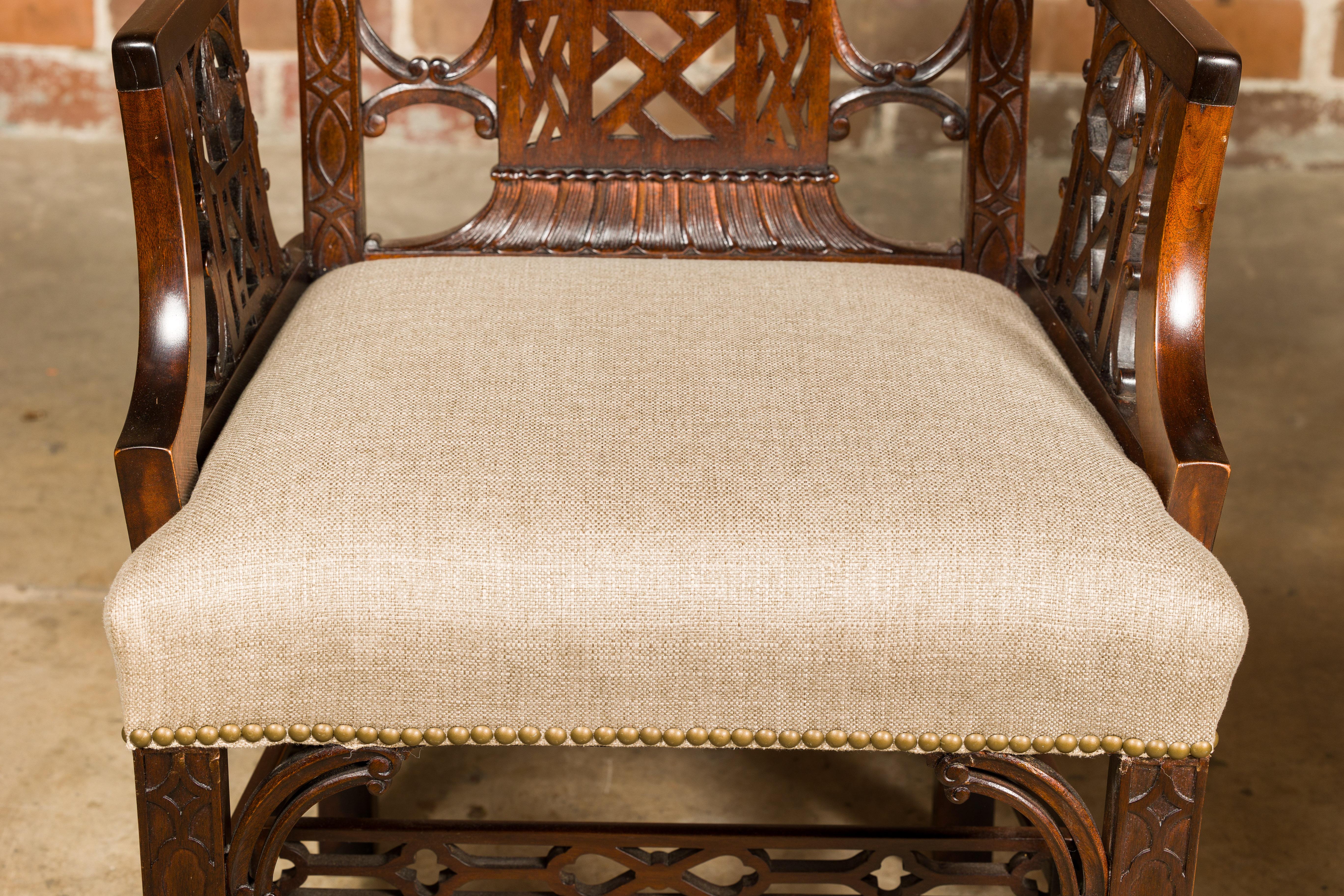 Paire de fauteuils Chippendale anglais du 19ème siècle avec sièges tapissés en vente 3