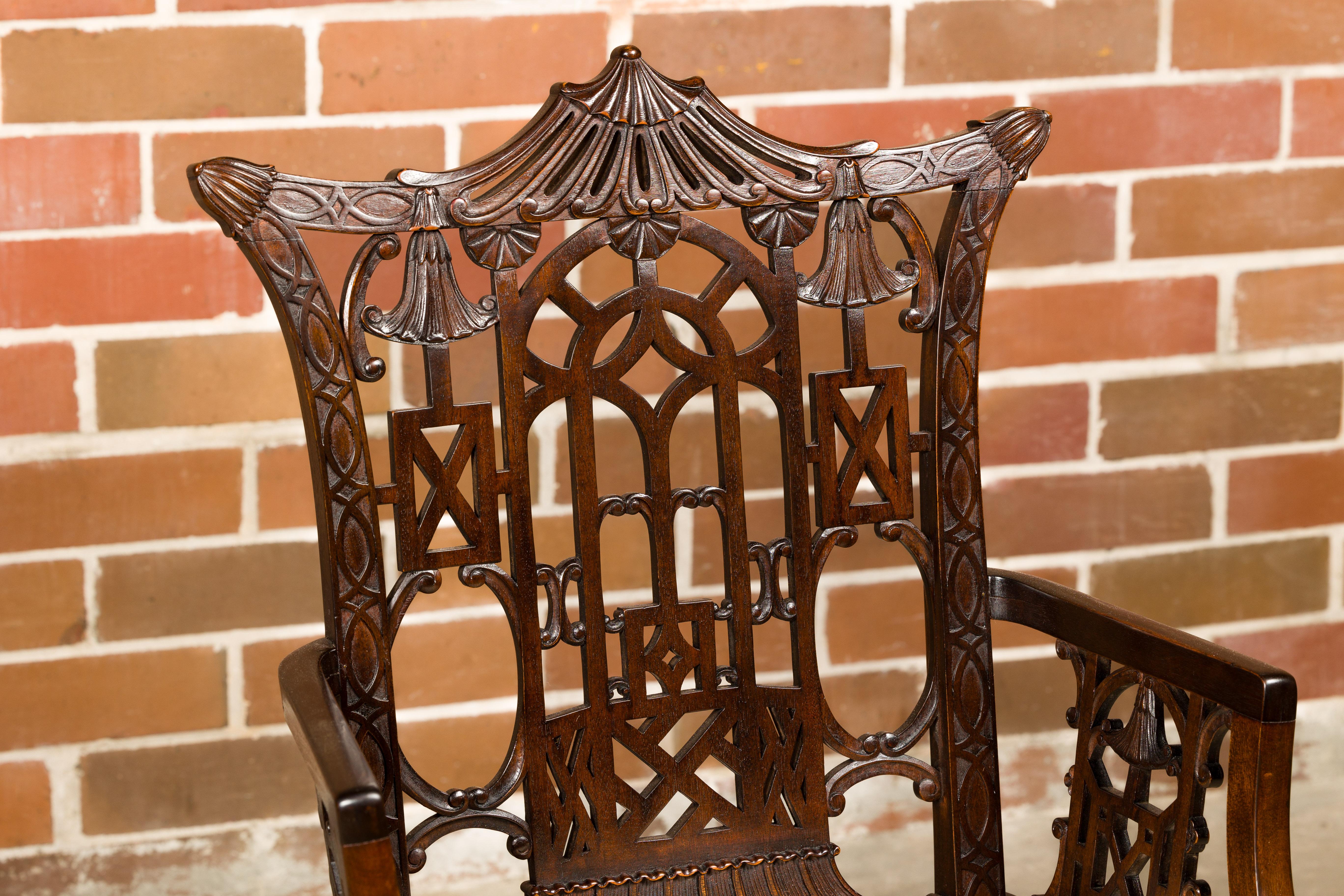 Paire de fauteuils Chippendale anglais du 19ème siècle avec sièges tapissés en vente 5