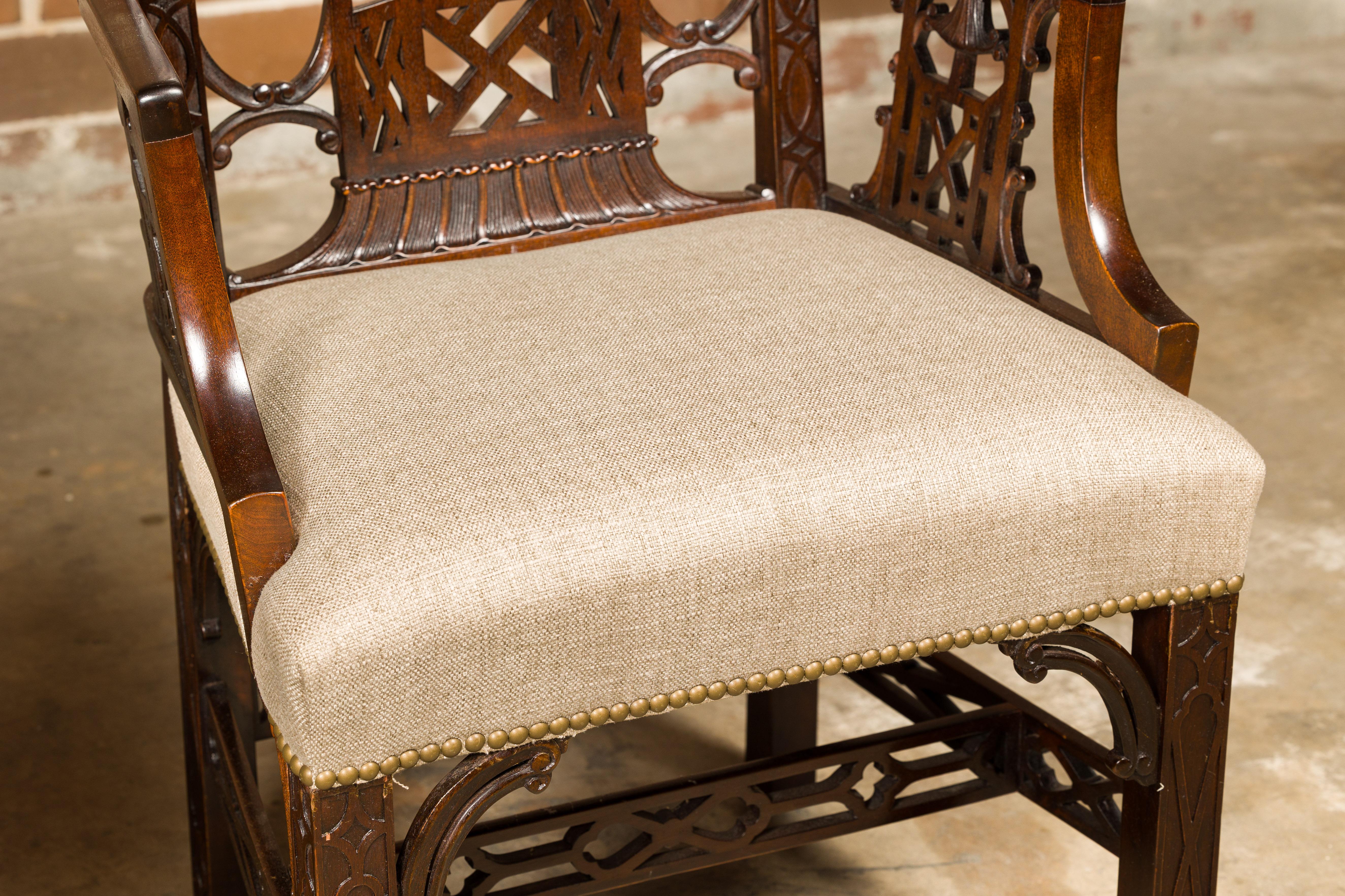 Paire de fauteuils Chippendale anglais du 19ème siècle avec sièges tapissés en vente 6