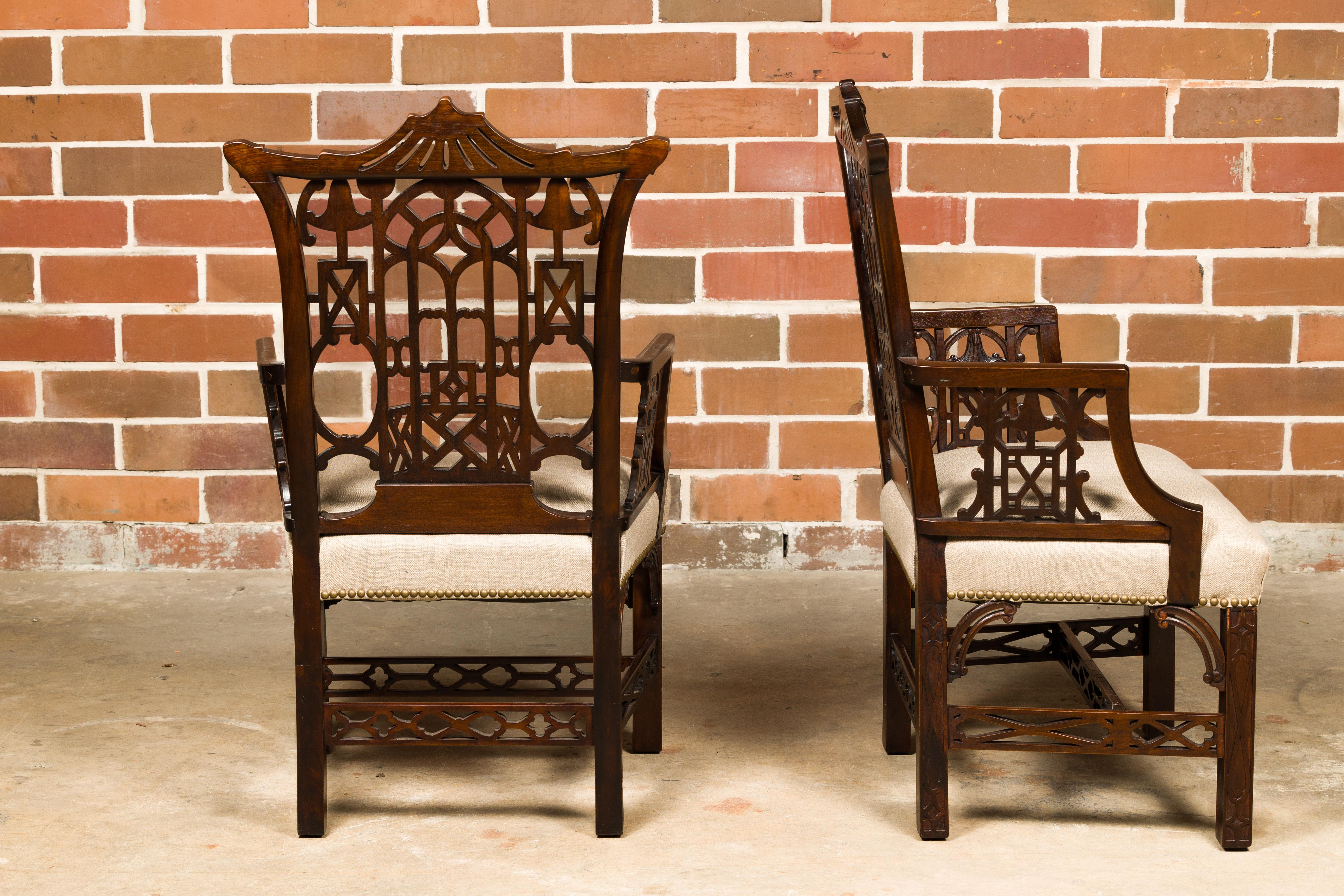 Sculpté Paire de fauteuils Chippendale anglais du 19ème siècle avec sièges tapissés en vente
