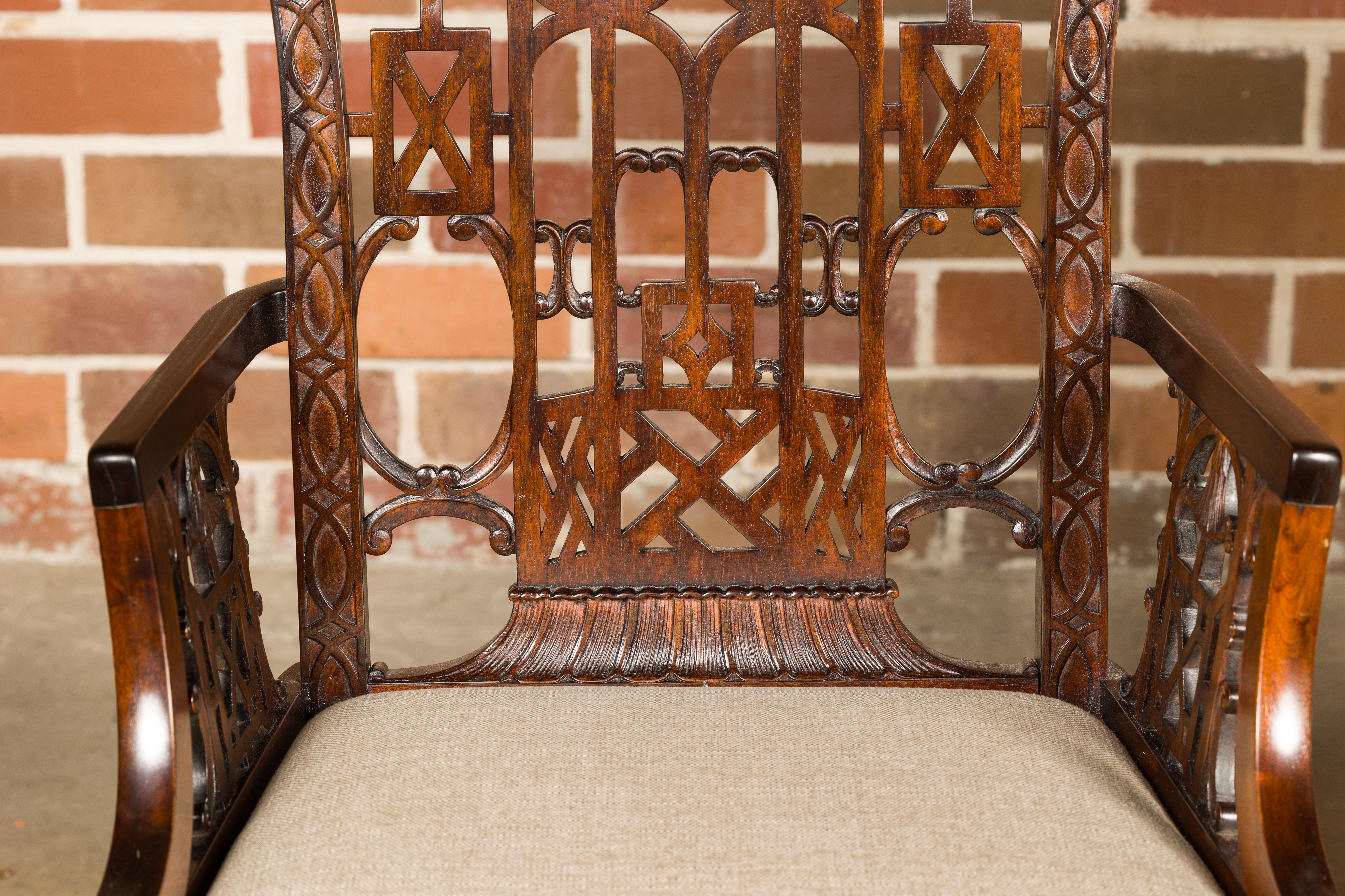 Paire de fauteuils Chippendale anglais du 19ème siècle avec sièges tapissés en vente 2