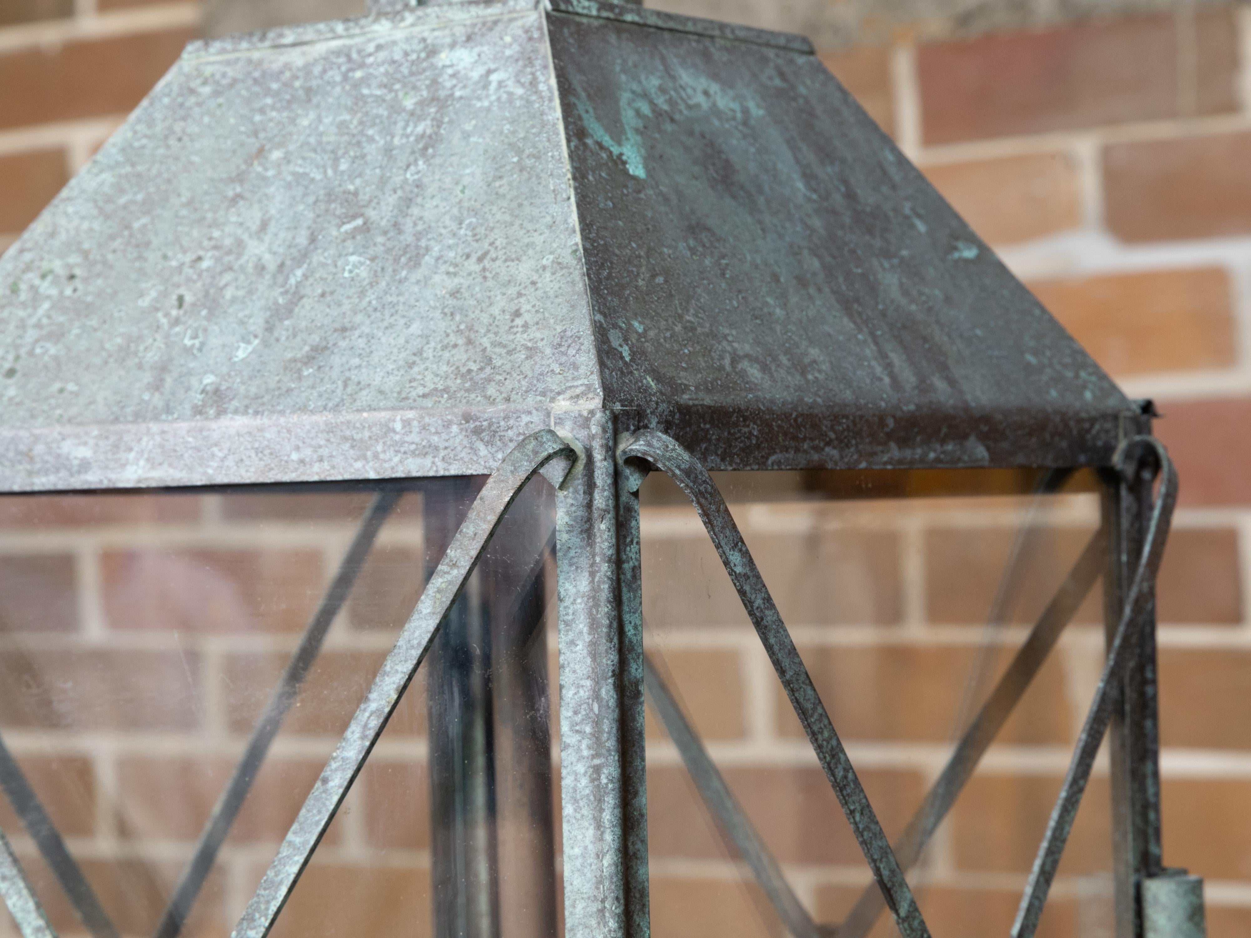 Paire de lanternes à trois lumières en cuivre anglaises du XIXe siècle à patine vert-de-gris en vente 14
