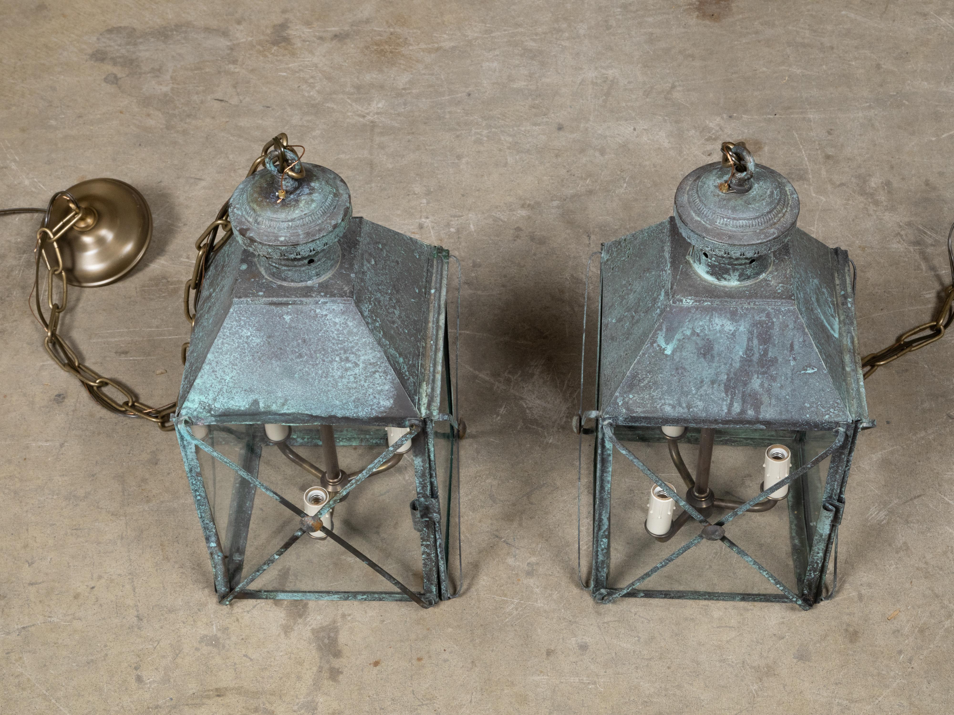 Anglais Paire de lanternes à trois lumières en cuivre anglaises du XIXe siècle à patine vert-de-gris en vente