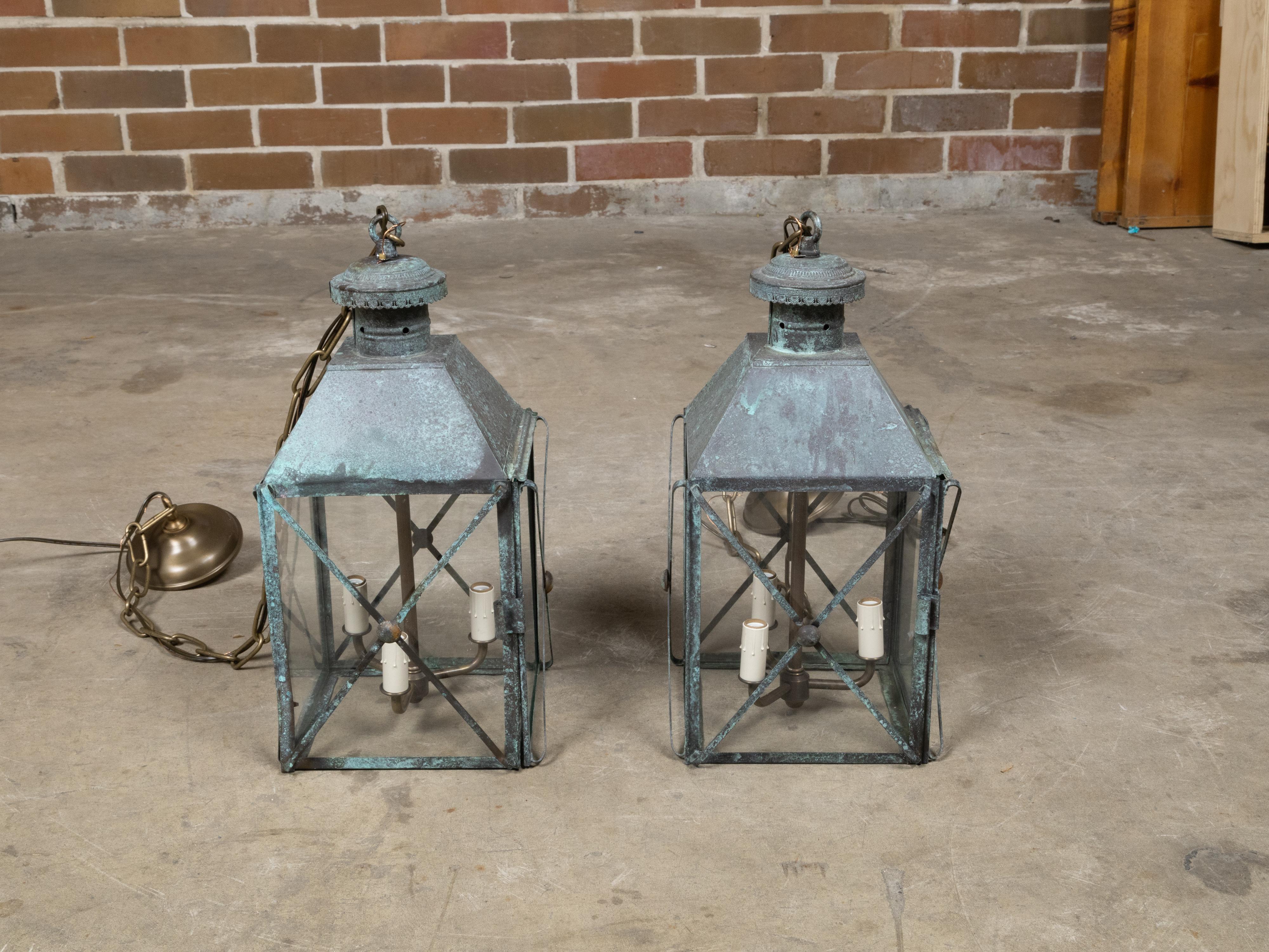 Cuivre Paire de lanternes à trois lumières en cuivre anglaises du XIXe siècle à patine vert-de-gris en vente