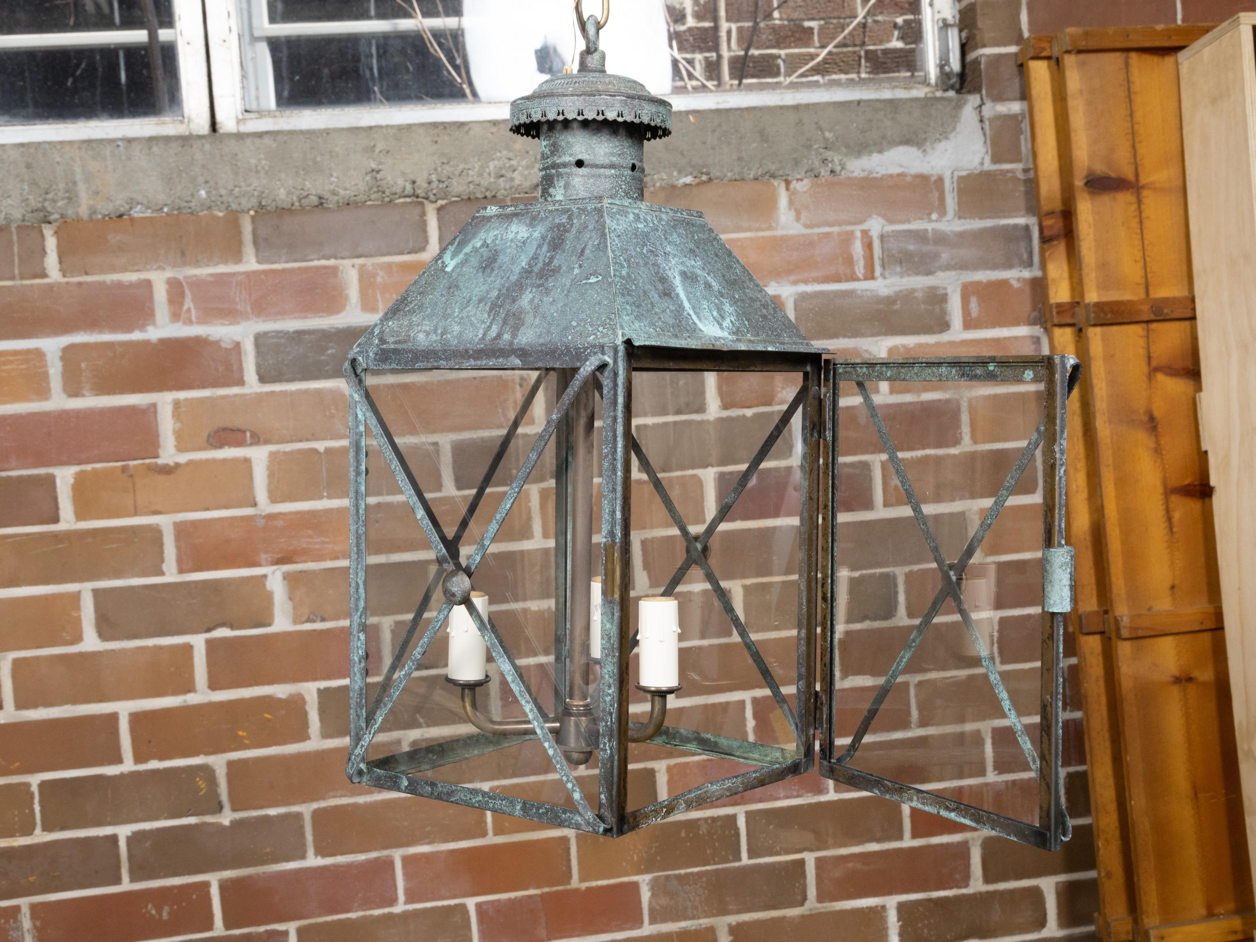 Paire de lanternes à trois lumières en cuivre anglaises du XIXe siècle à patine vert-de-gris en vente 1