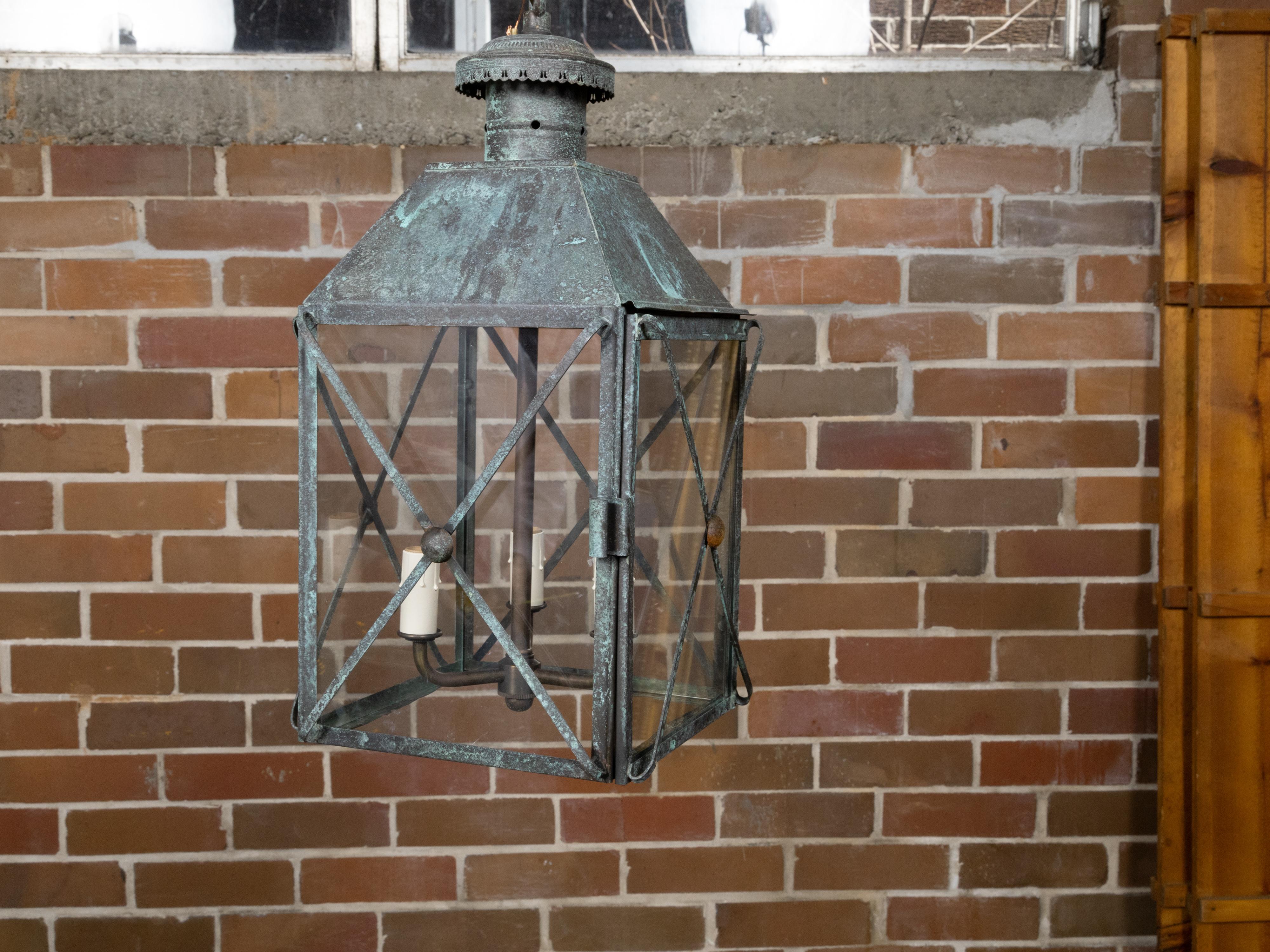 Paire de lanternes à trois lumières en cuivre anglaises du XIXe siècle à patine vert-de-gris en vente 2