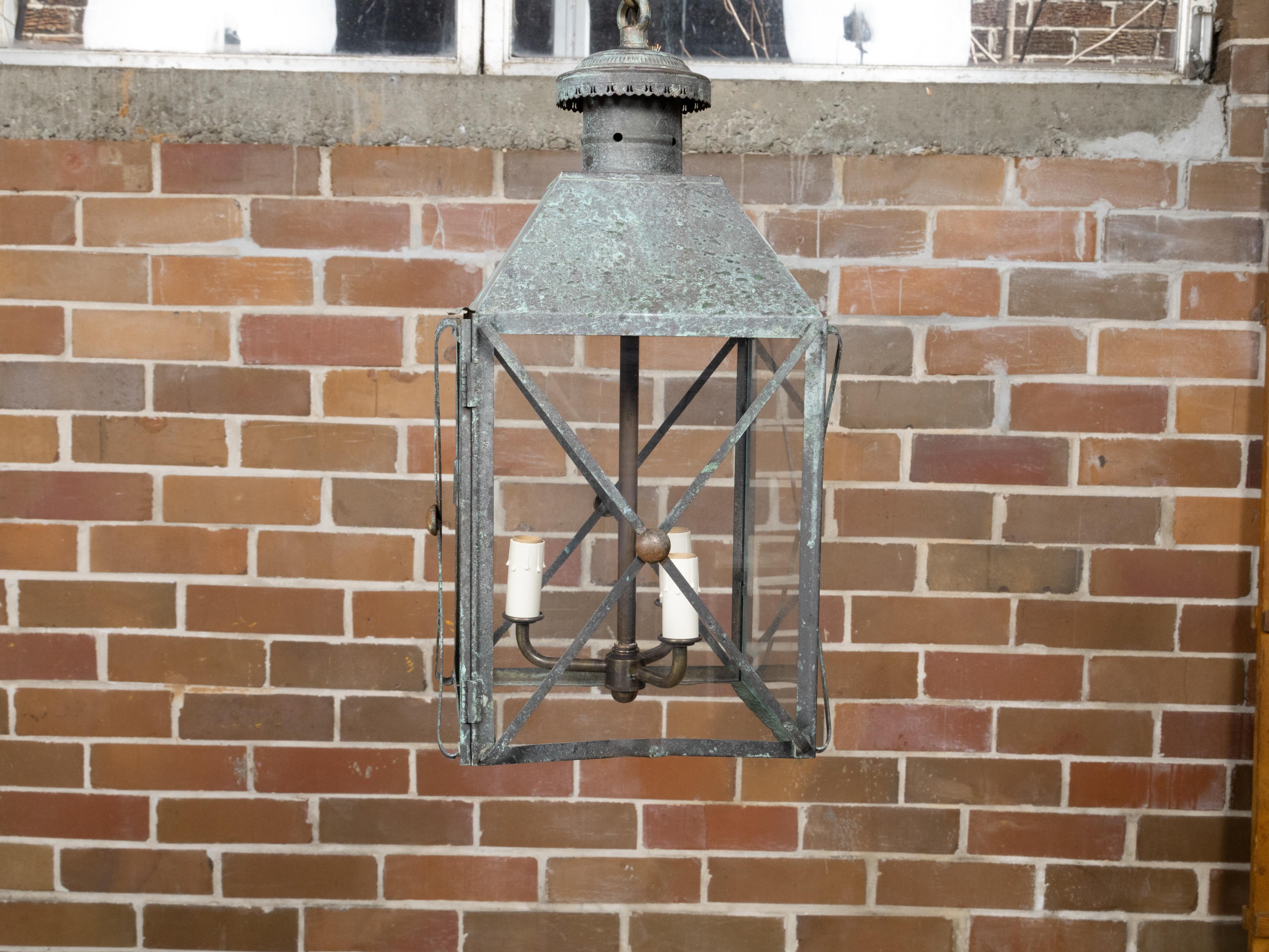 Paire de lanternes à trois lumières en cuivre anglaises du XIXe siècle à patine vert-de-gris en vente 4