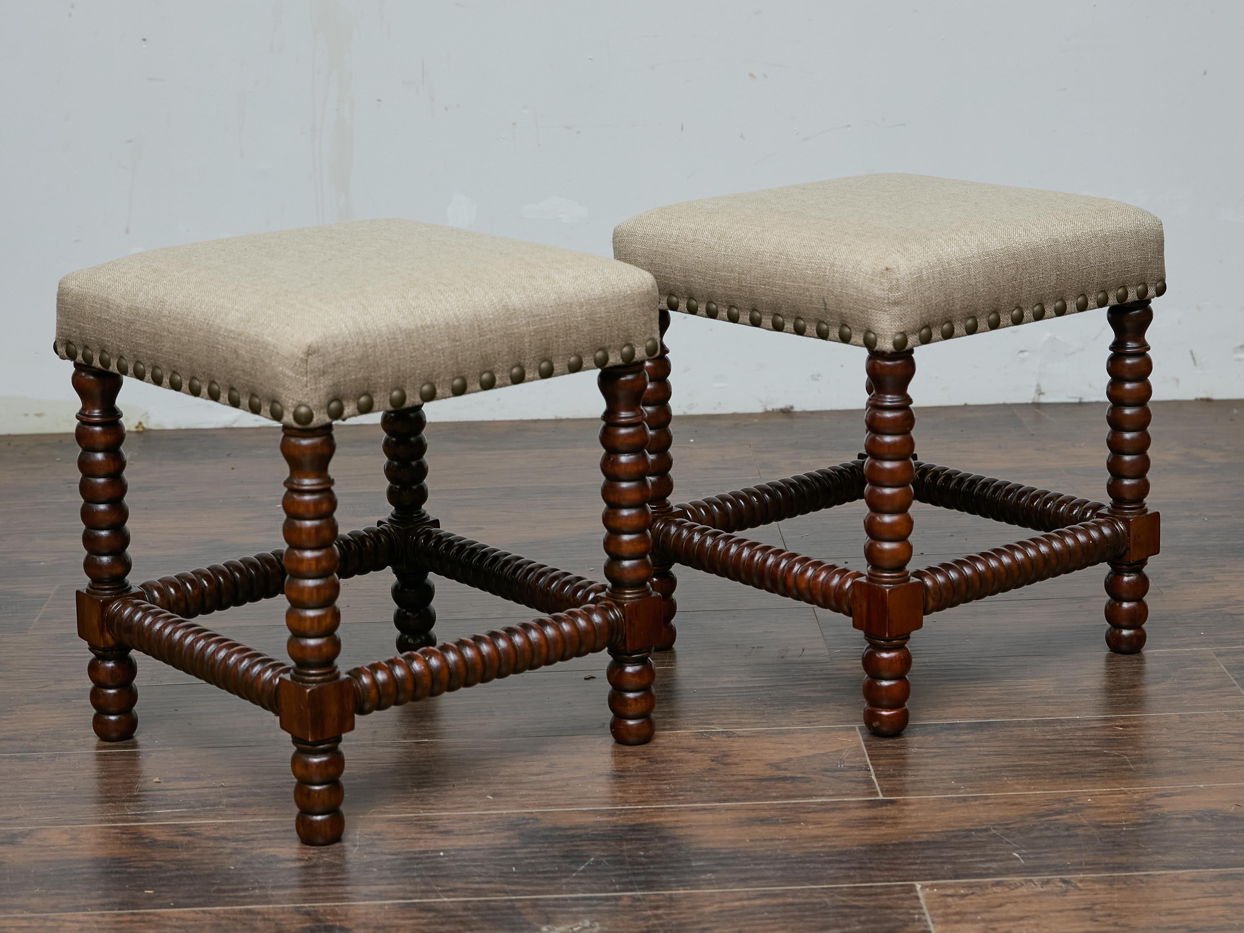 Inglese Coppia di sgabelli inglesi del XIX secolo in legno duro con rivestimento in lino in vendita