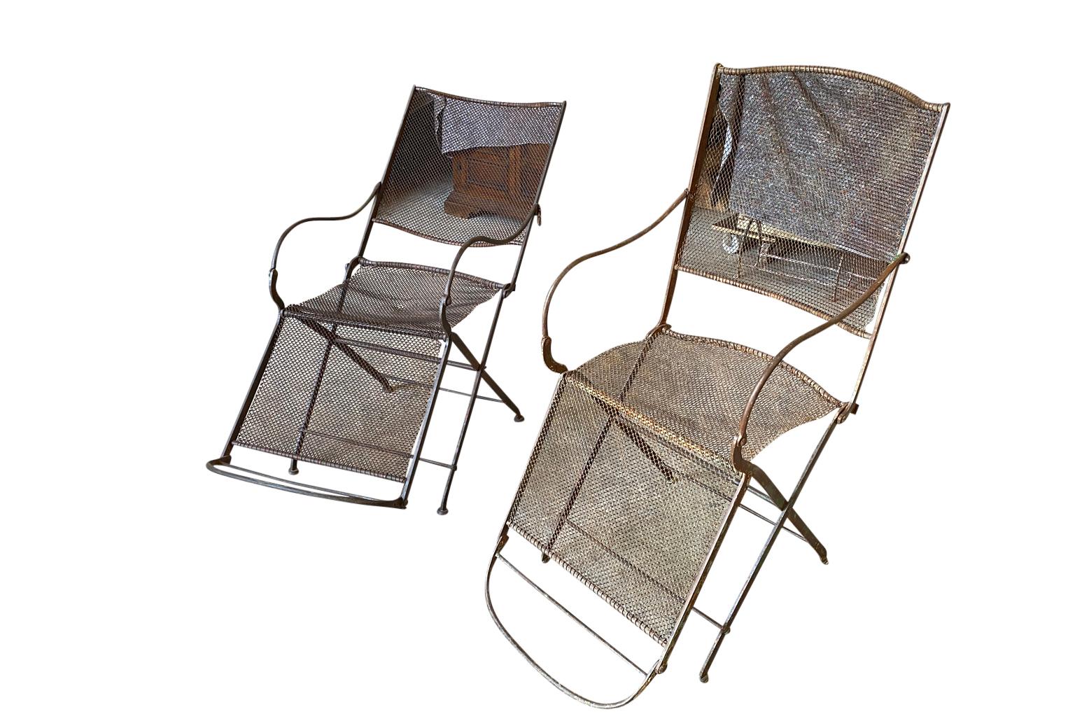 Paar englische Gartenstühle aus Eisen aus dem 19. Jahrhundert (Englisch) im Angebot