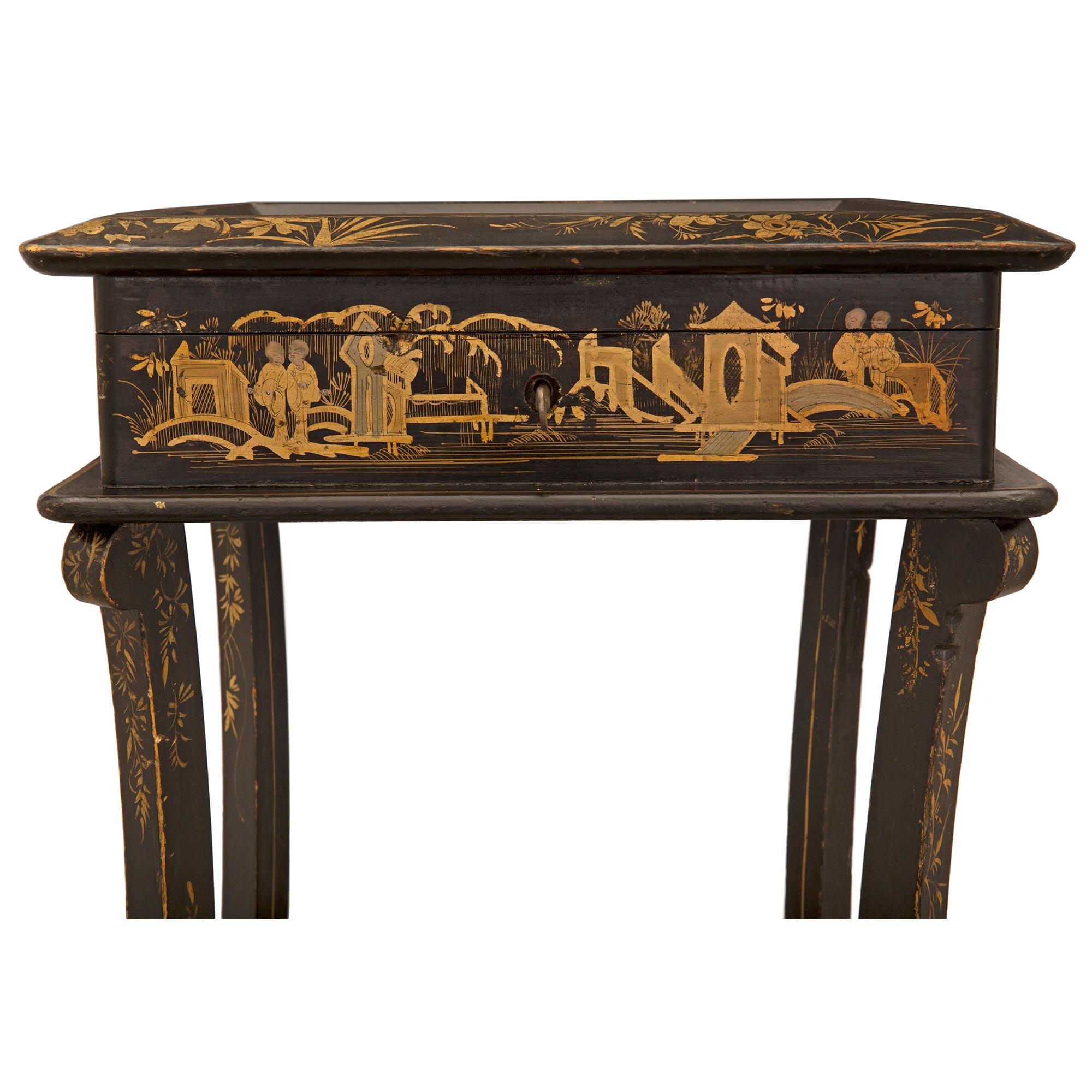 Pair of English 19th Century Japanese Black Lacquered Display Side Tables For Sale 3