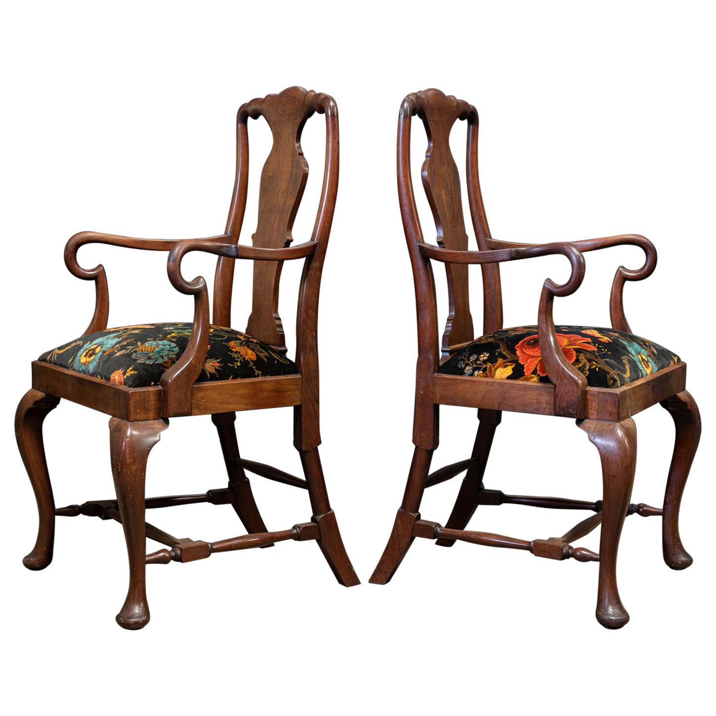 Paire de grandes chaises anglaises du 19ème siècle en acajou sculpté à l'accoudoir, retapissées