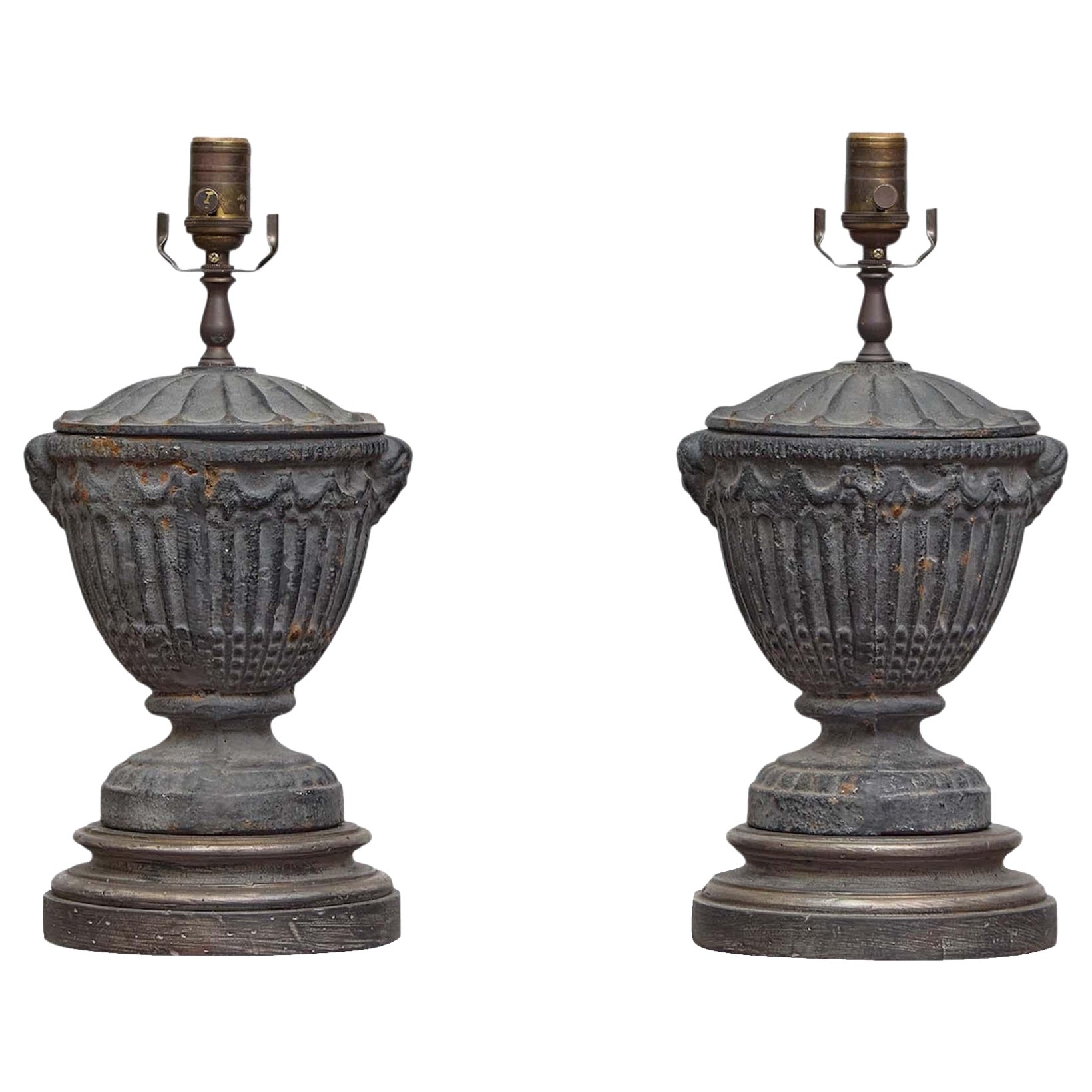 Coppia di lampade da tavolo a urna in piombo del XIX secolo con motivi classici, cablate in vendita