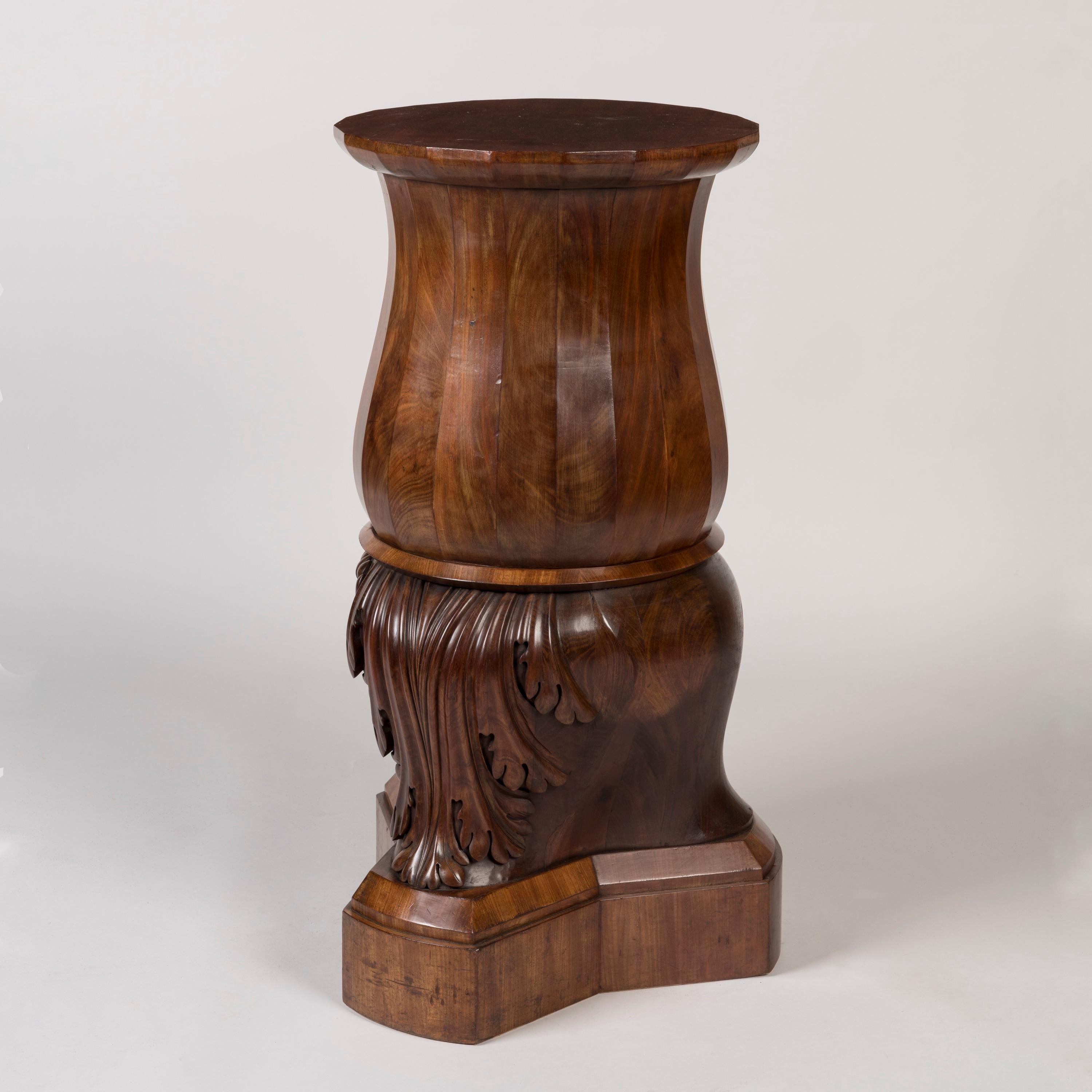 Pair of English 19th Century Mahogany Carved Pedestals In Good Condition For Sale In London, GB