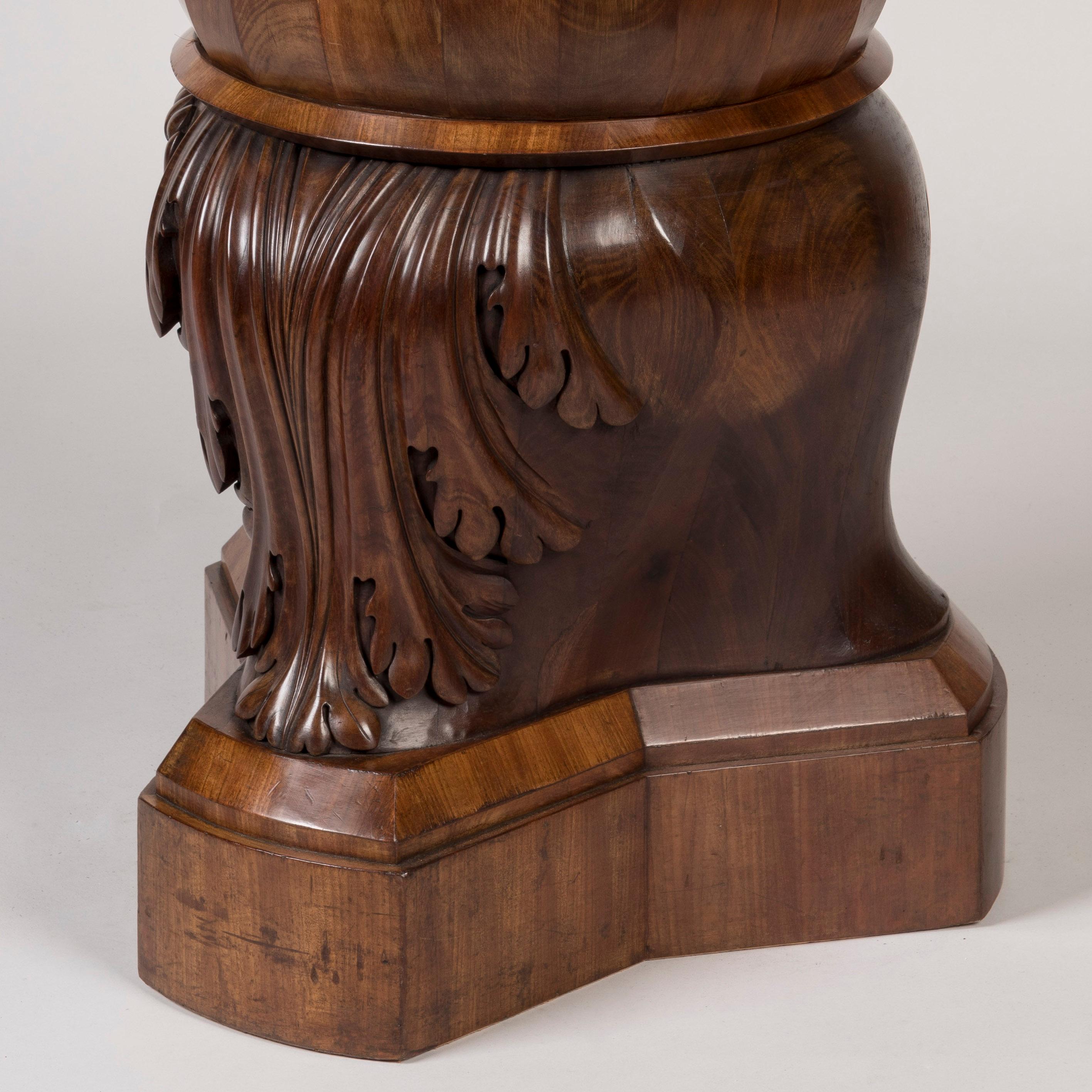 Pair of English 19th Century Mahogany Carved Pedestals For Sale 1