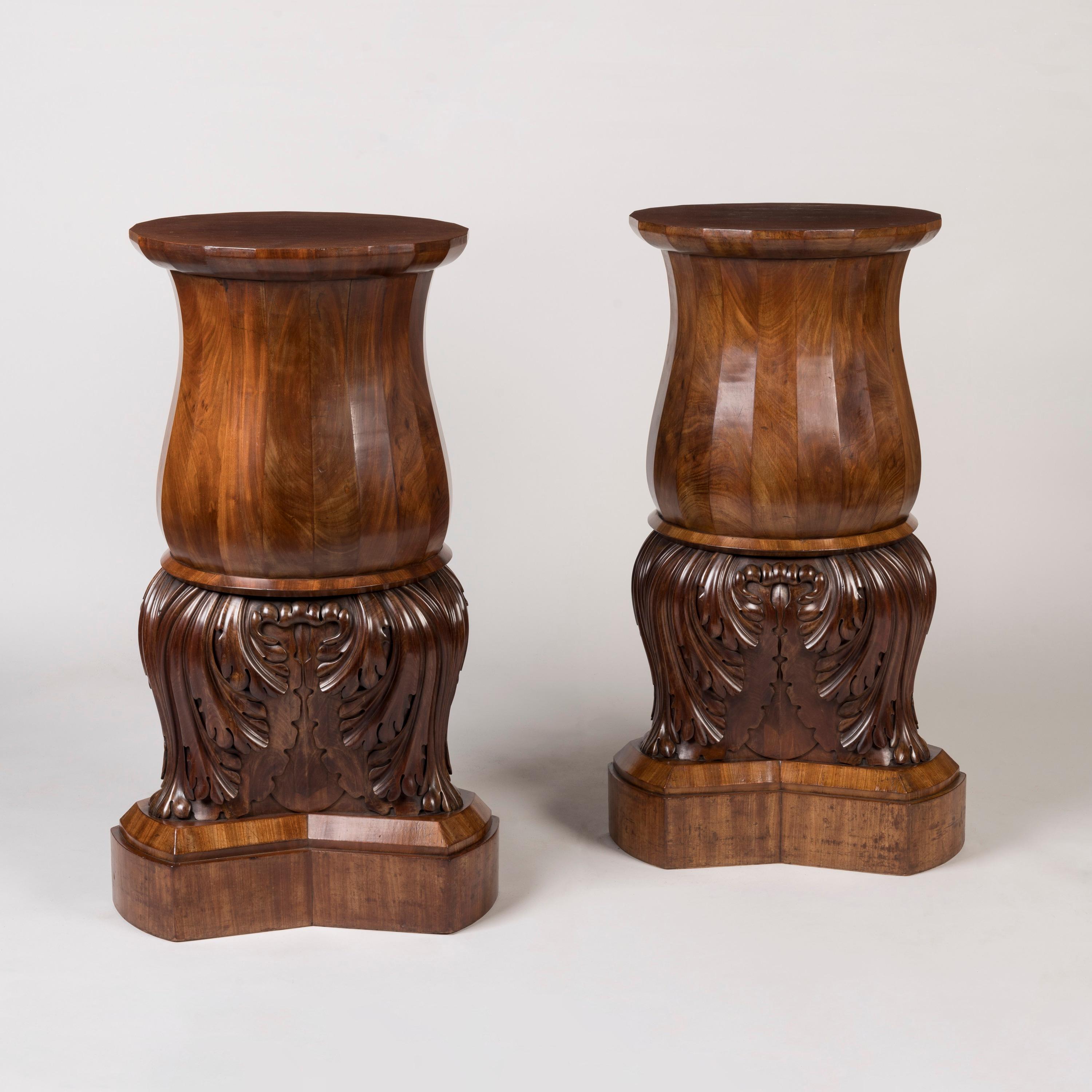 Paar englische geschnitzte Mahagoni-Pedestale aus dem 19. (19. Jahrhundert) im Angebot