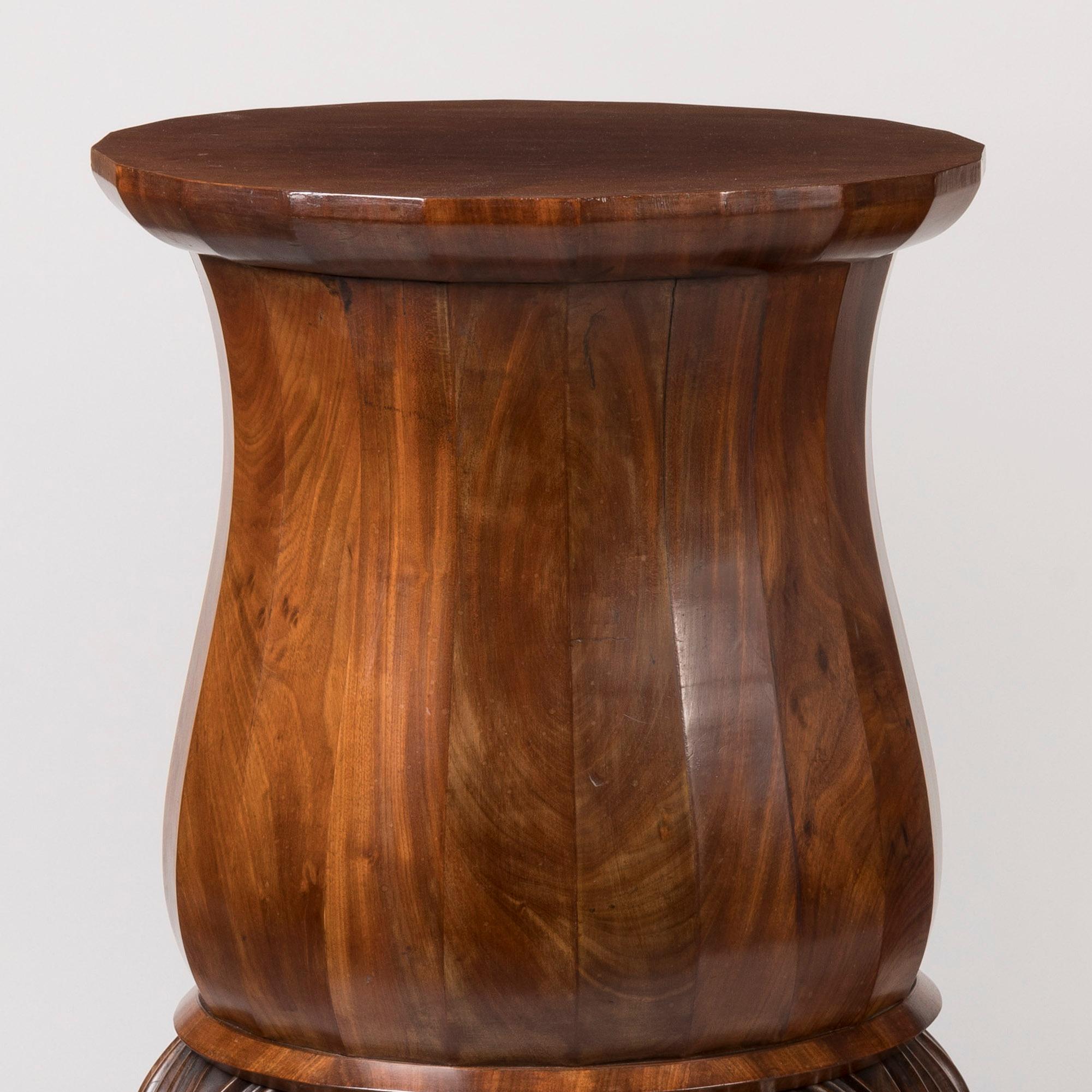 Pair of English 19th Century Mahogany Carved Pedestals For Sale 3