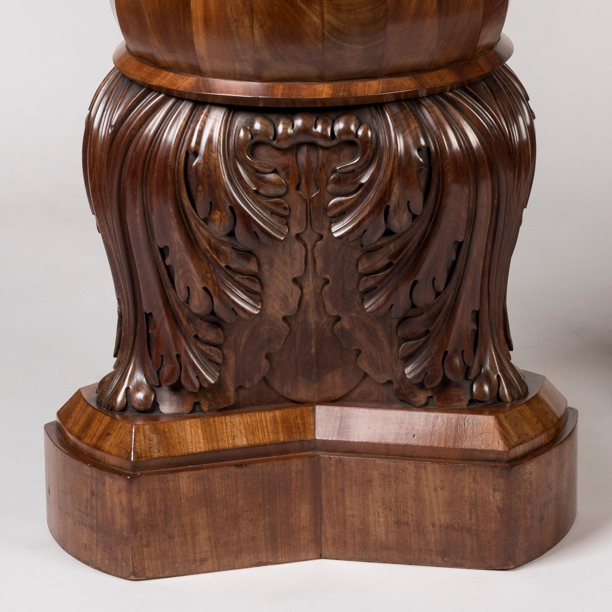 Pair of English 19th Century Mahogany Carved Pedestals For Sale 4