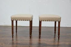 Paire de tabourets anglais en acajou du 19ème siècle avec tapisserie et garniture de têtes de clous