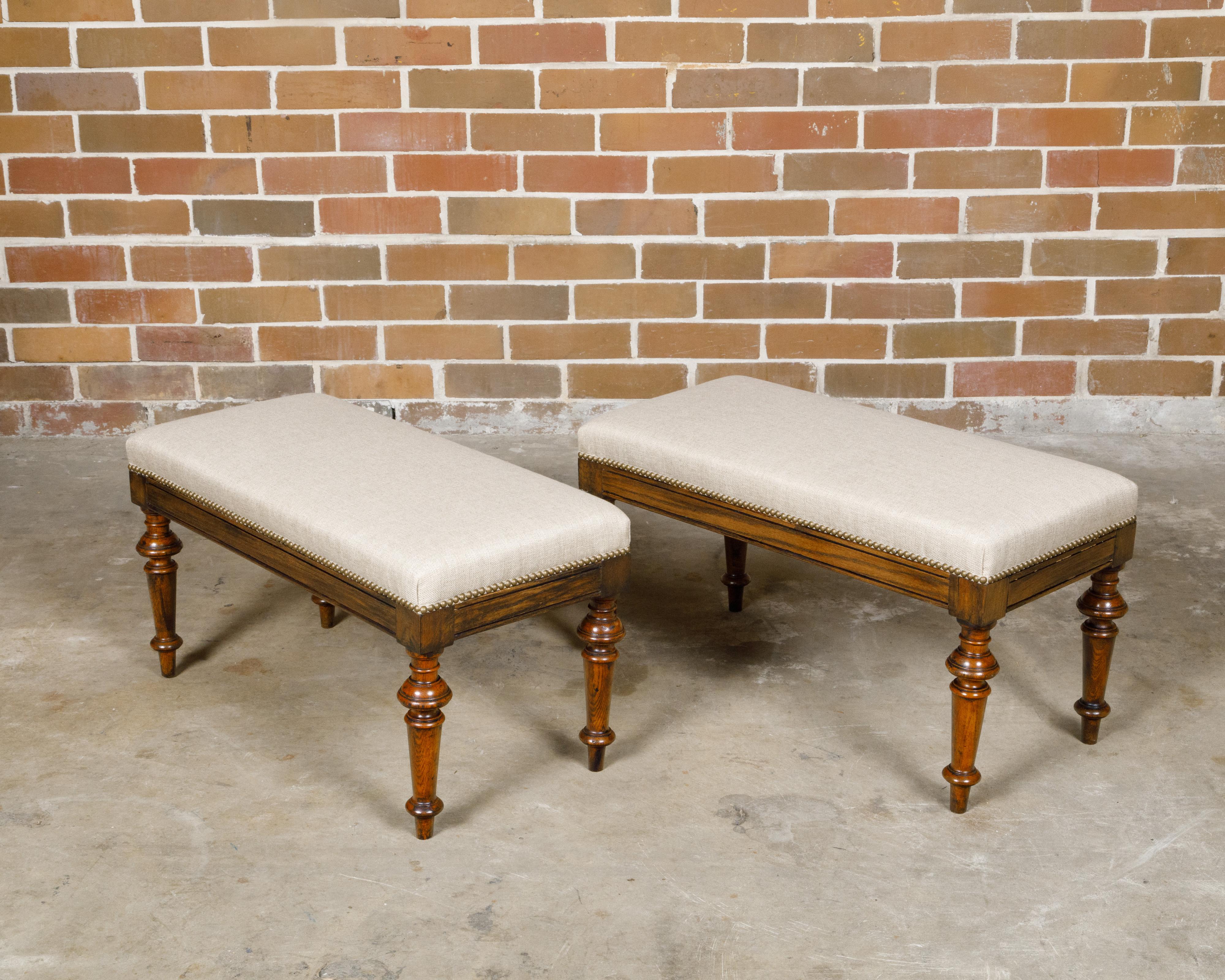Paire de tabourets anglais en chêne du 19ème siècle avec pieds tournés et tapisserie personnalisée en vente 1