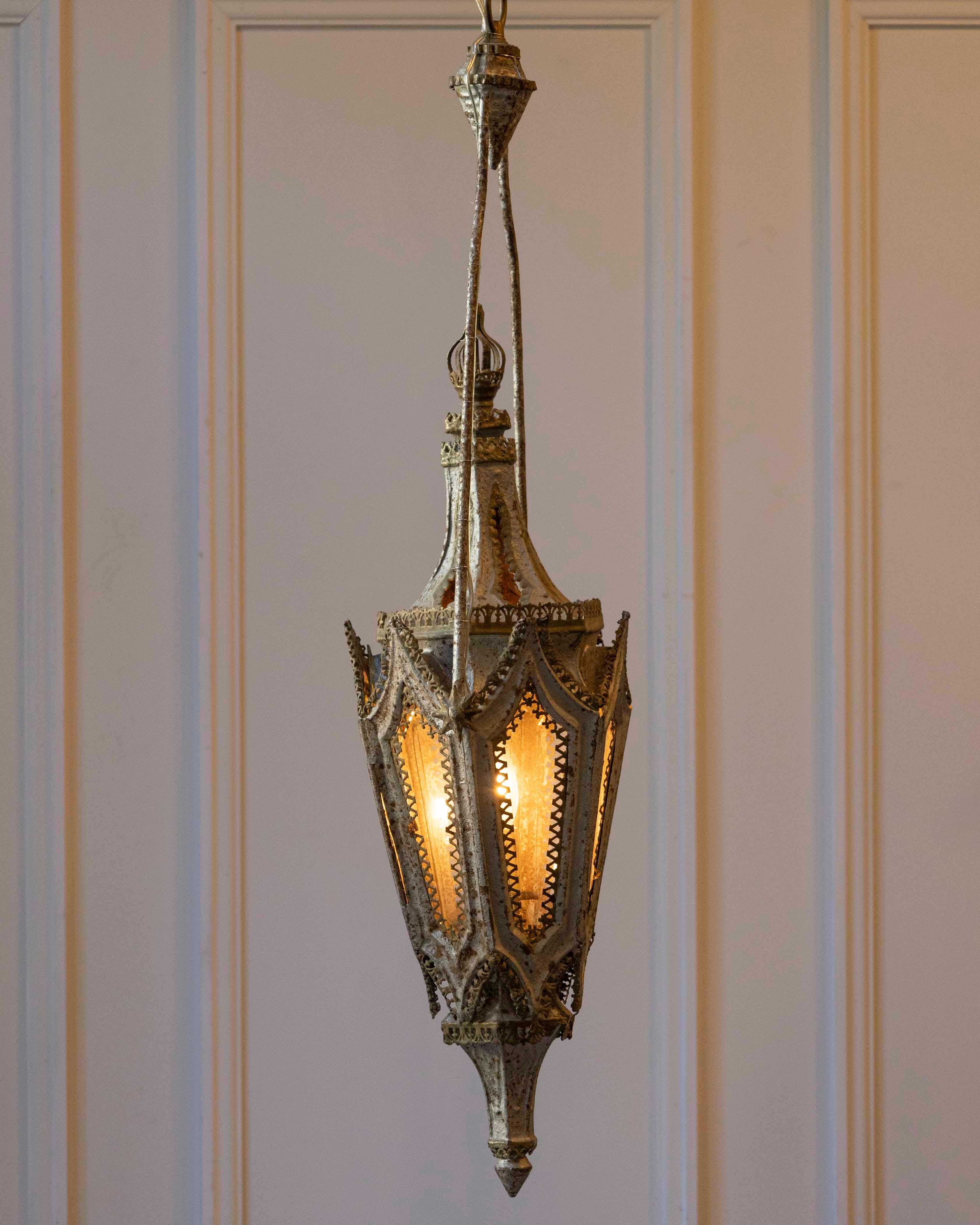 Paar englische Laternen aus bemaltem Eisen aus der Zeit der Gotik des 19. (Englisch) im Angebot