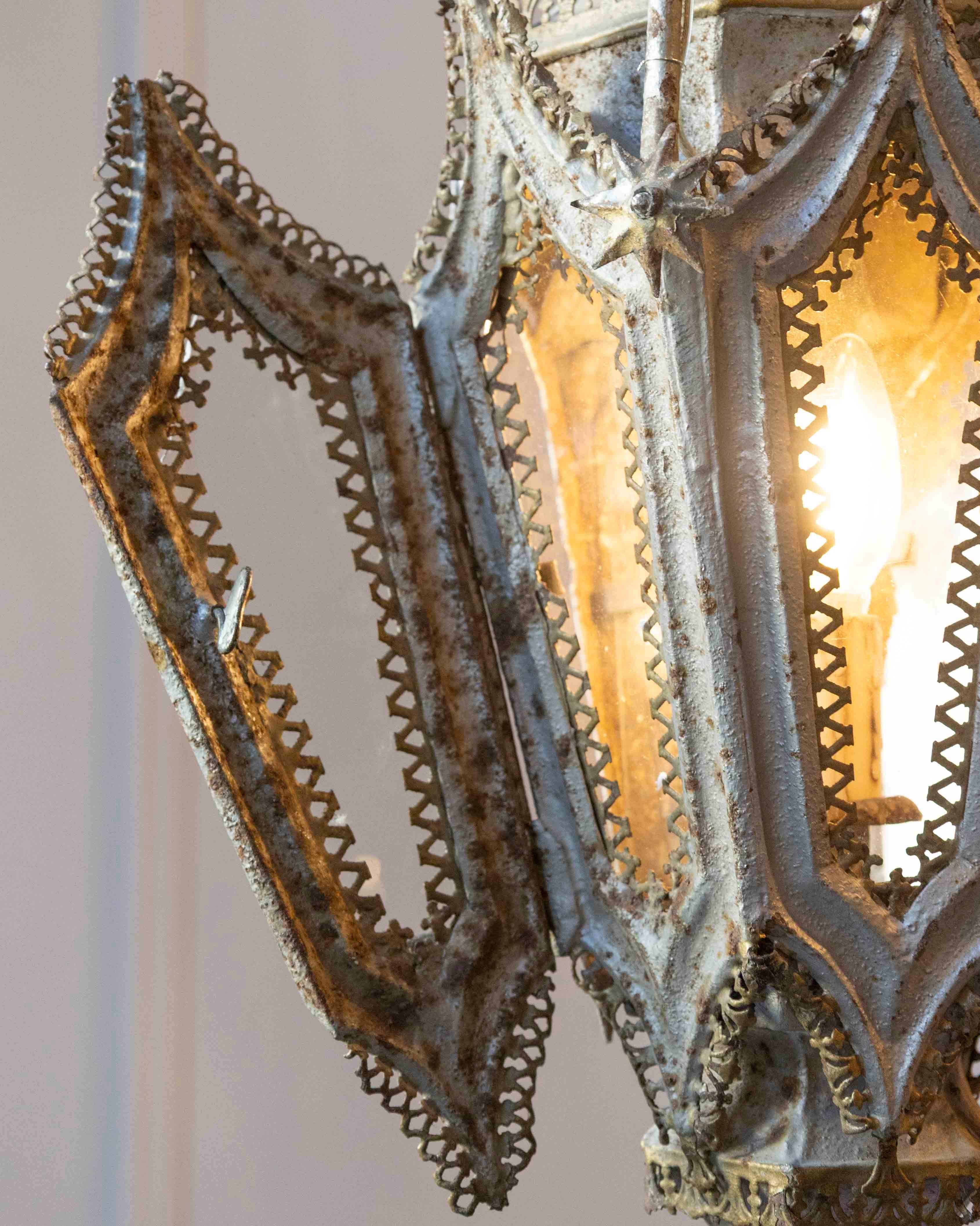 Paar englische Laternen aus bemaltem Eisen aus der Zeit der Gotik des 19. (Glas) im Angebot