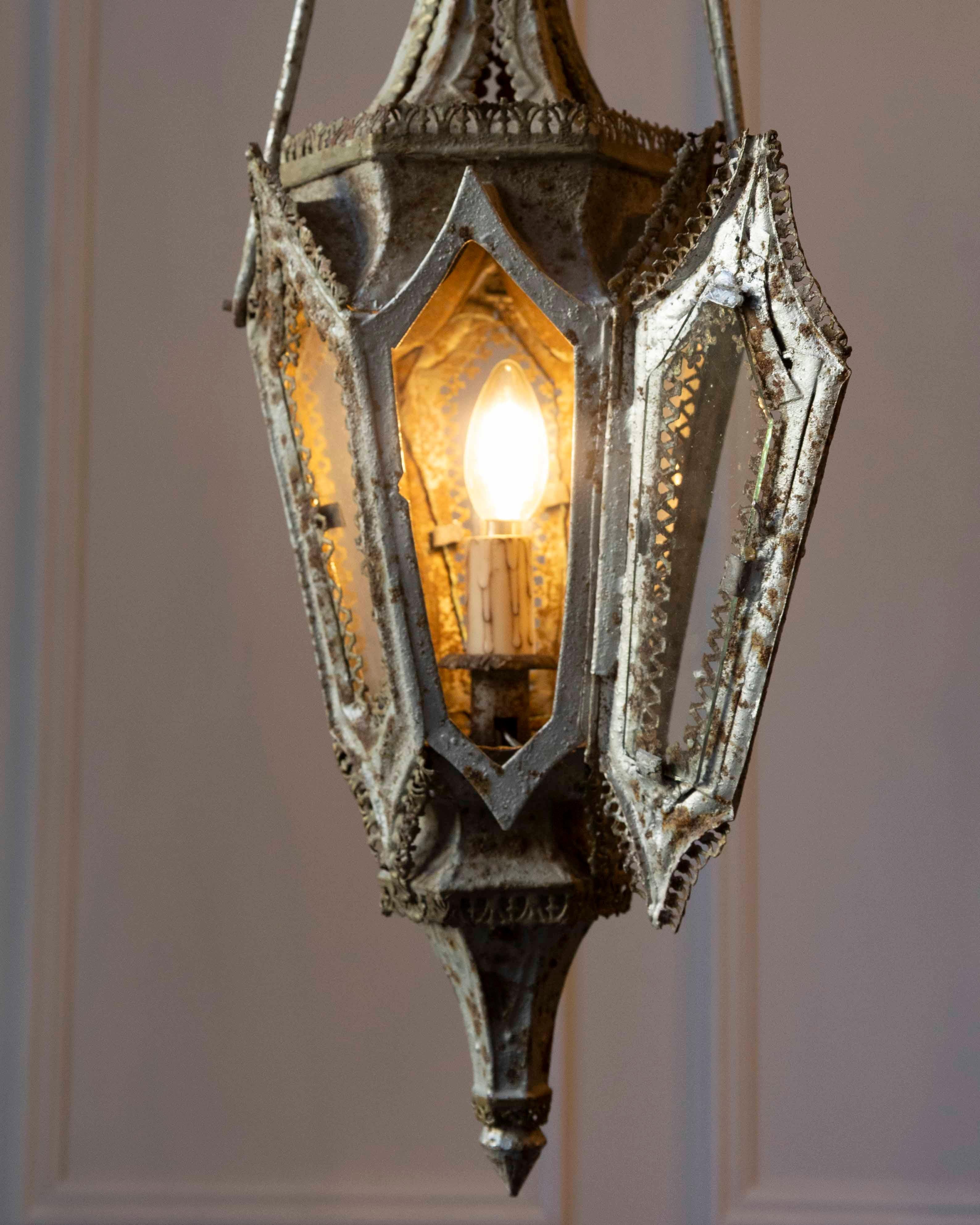 Paar englische Laternen aus bemaltem Eisen aus der Zeit der Gotik des 19. im Angebot 1