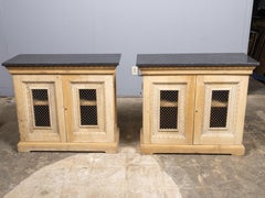 Pareja de armarios ingleses de pino del siglo XIX con encimeras de granito negro