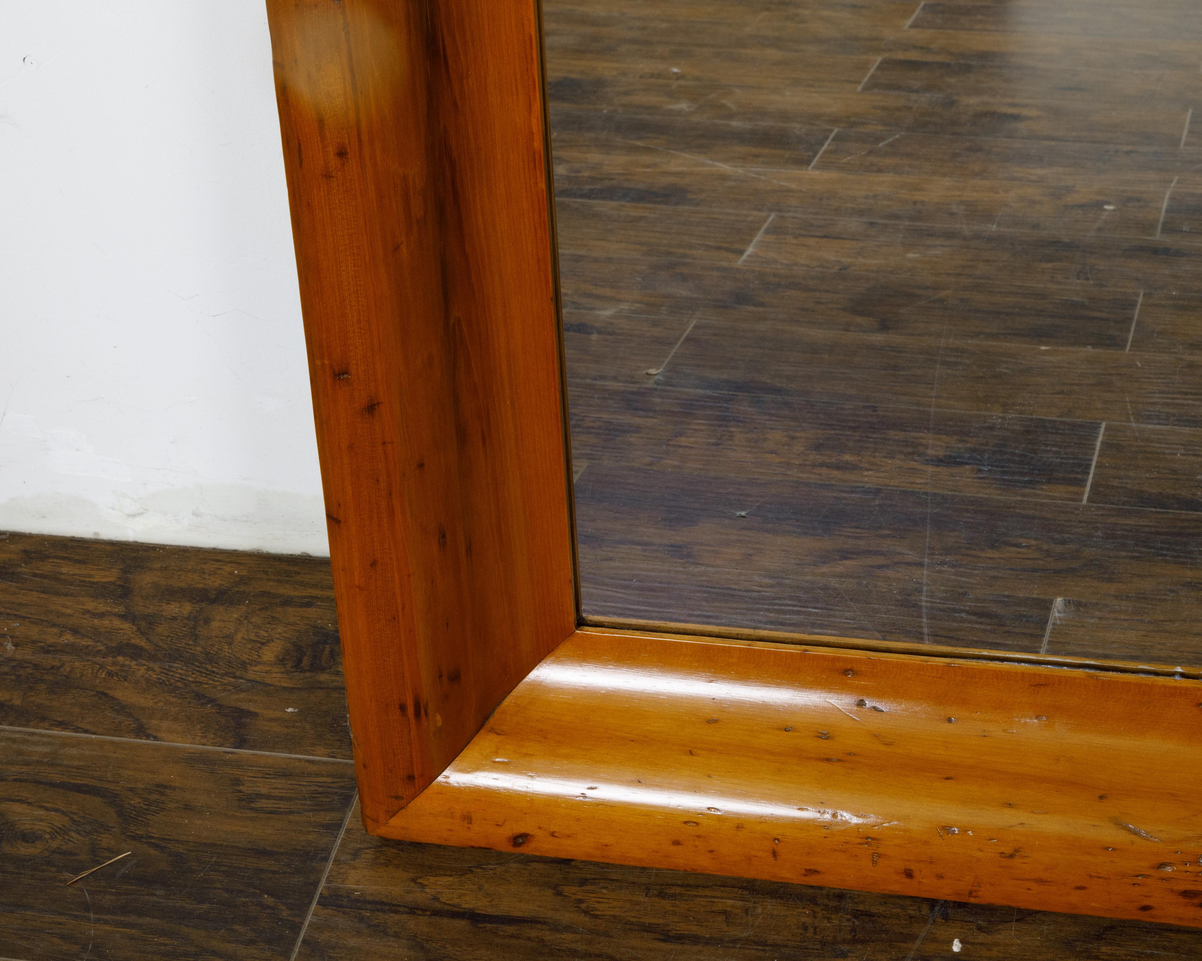 Coppia di specchi da parete in pino del XIX secolo con cornici smussate e curve in vendita 5